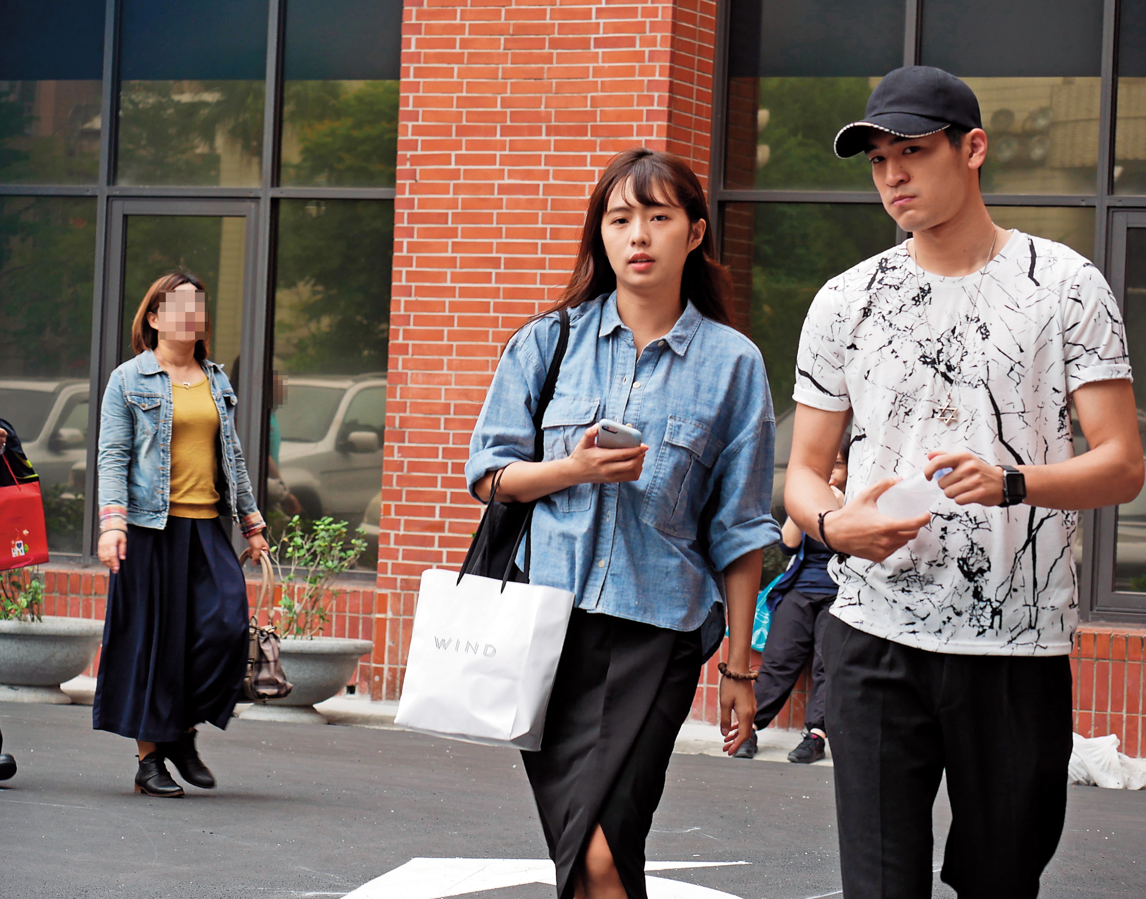 4月21日 14:15 本刊直擊簡廷芮（右2）與涂善存（右）約會看舞台劇，近乎素顏的簡廷芮宛如鄰家少女，不時與涂善存聊天，心情不錯。