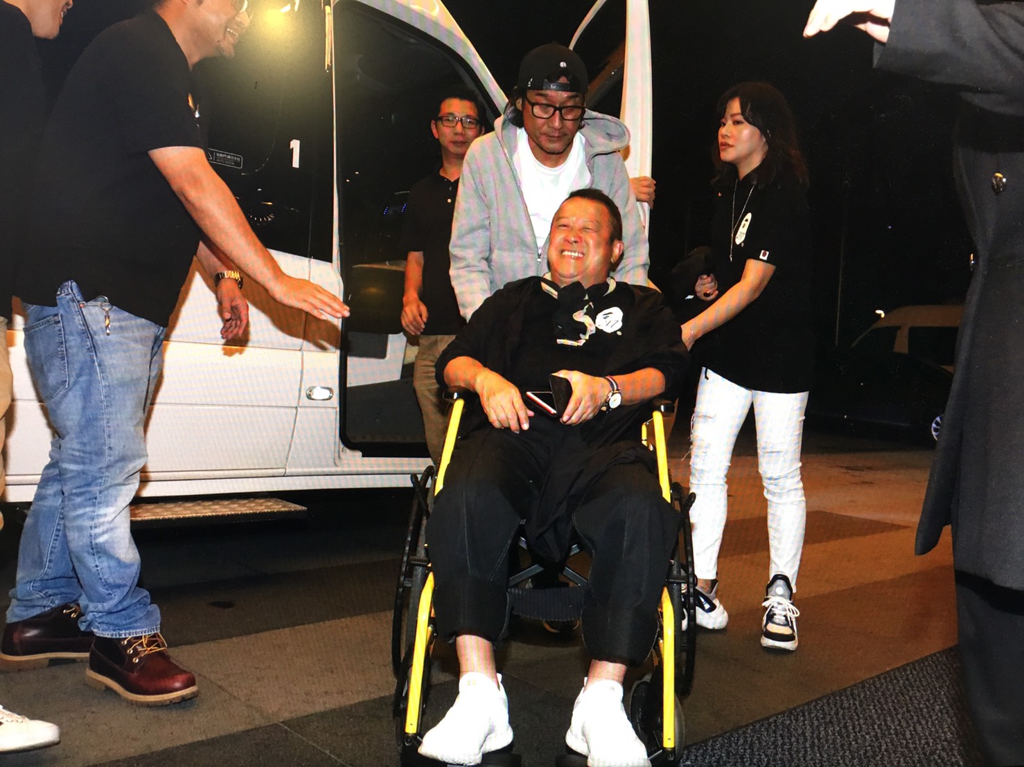 曾志偉最後喝醉，還要出動輪椅和推輪椅影帝梁家輝送他回飯店。
