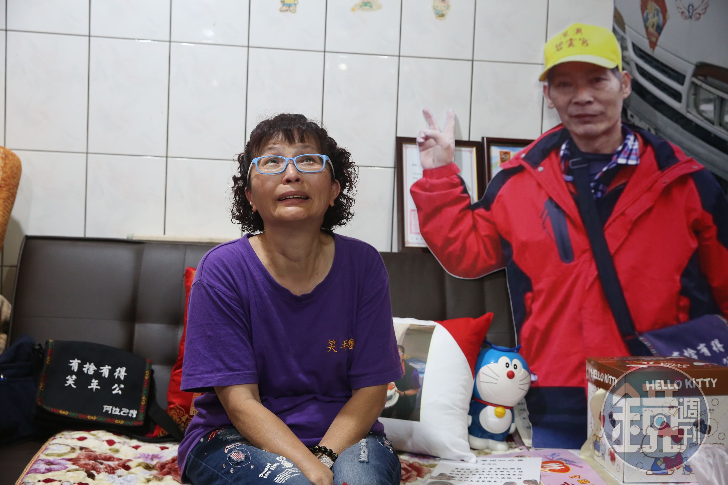 本名陳素玲的「笑年嬤」提起過世的老公還是忍不住流淚，她最近帶著老公的人形立牌環島旅行，回家後，立牌就放在老公生前睡的沙發上。