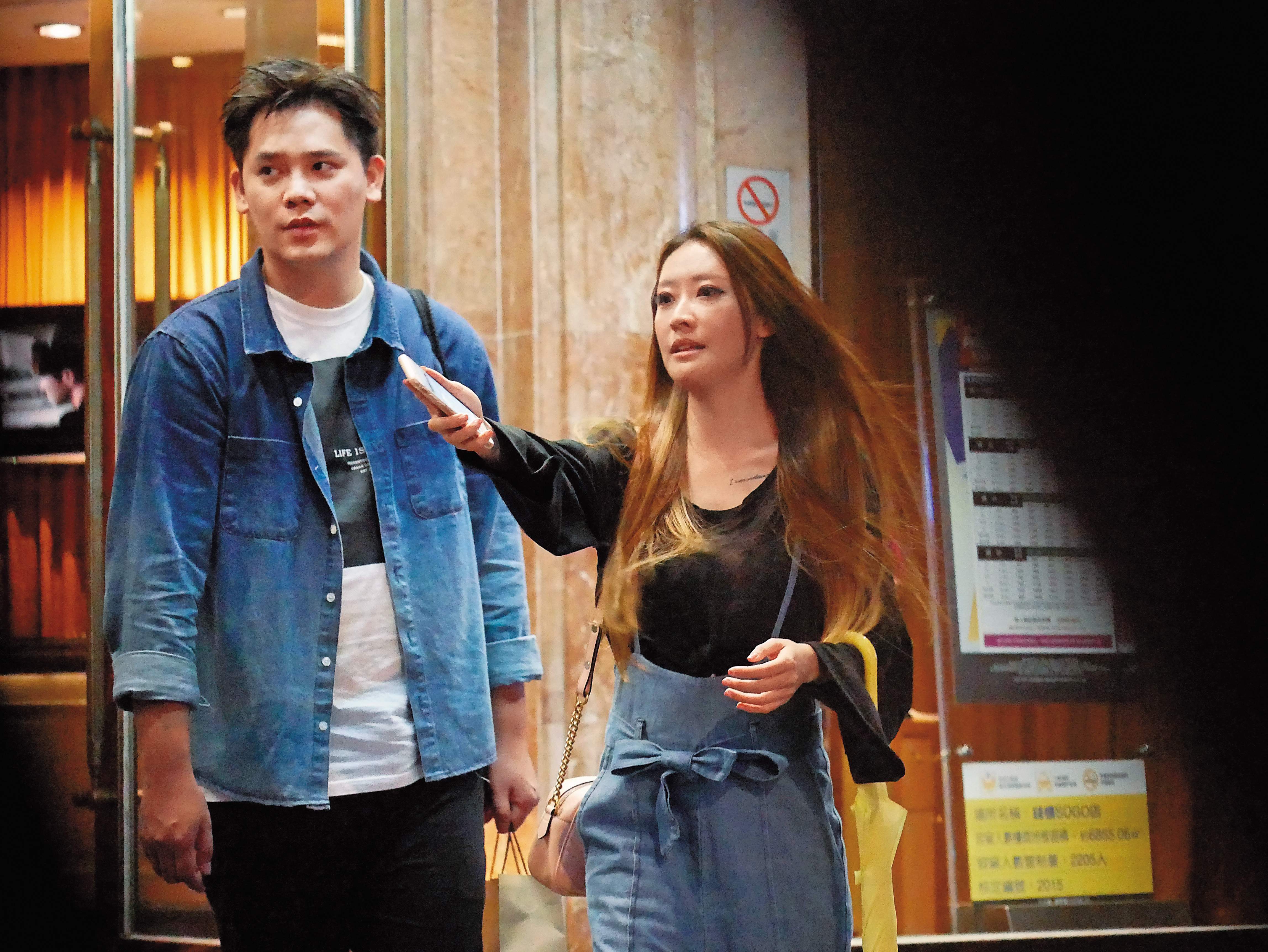 盧學叡去年被拍到與女性友人夜唱KTV後，一起親暱離開。