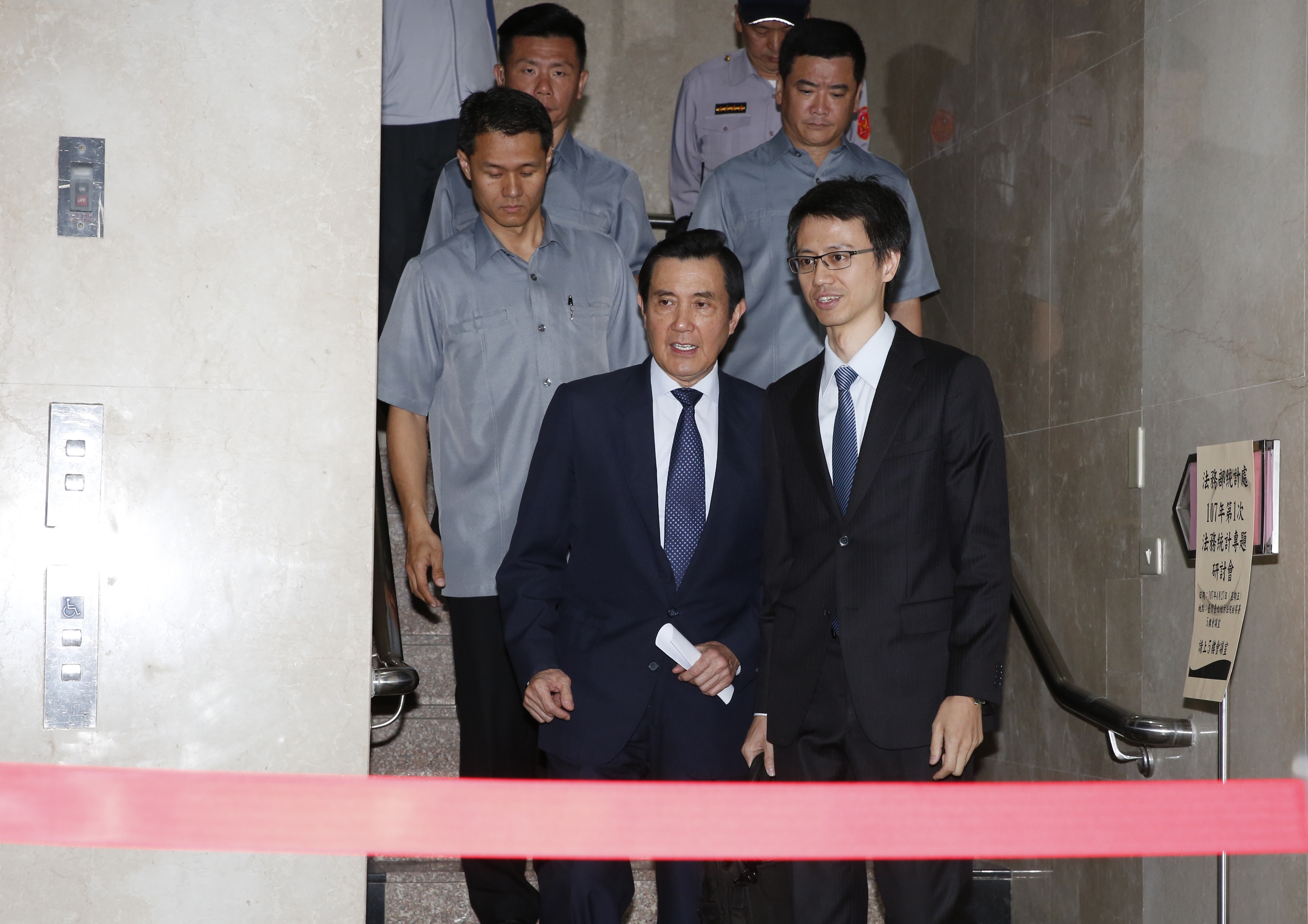 台大校友、前總統馬英九今受訪時批評教育部違法濫權、踐踏《大學法》，他感到非常痛心。