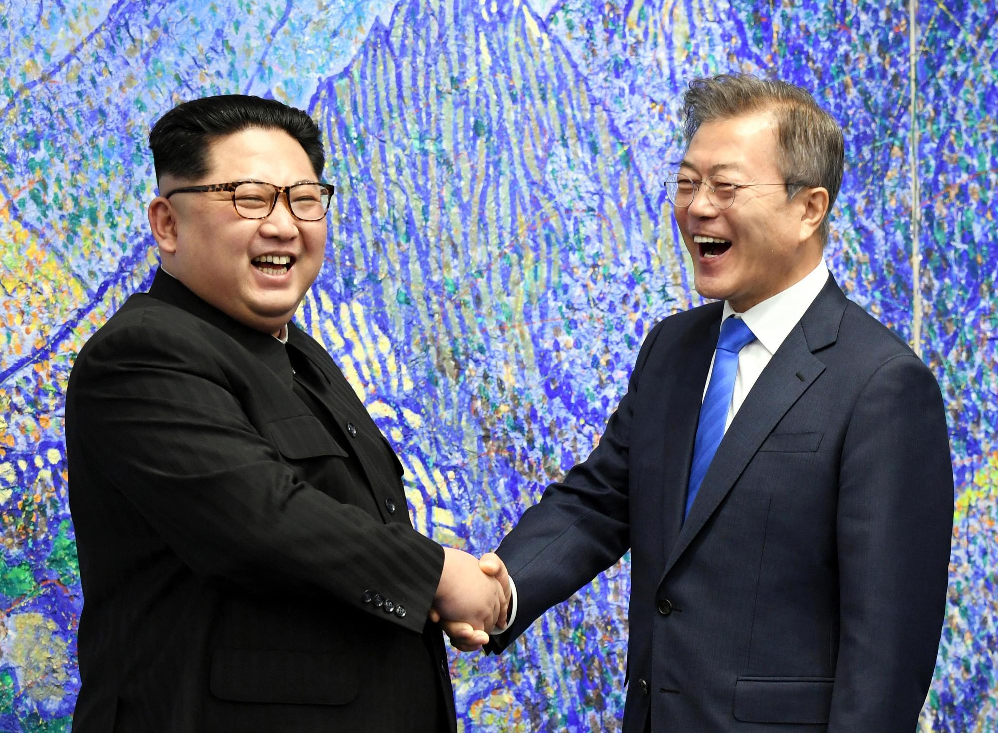 當地時間2018年4月27日,韓國總統文在寅和朝鮮國務委員會委員長金正恩在板門店韓方一側的和平之家舉行會談。(東方IC)