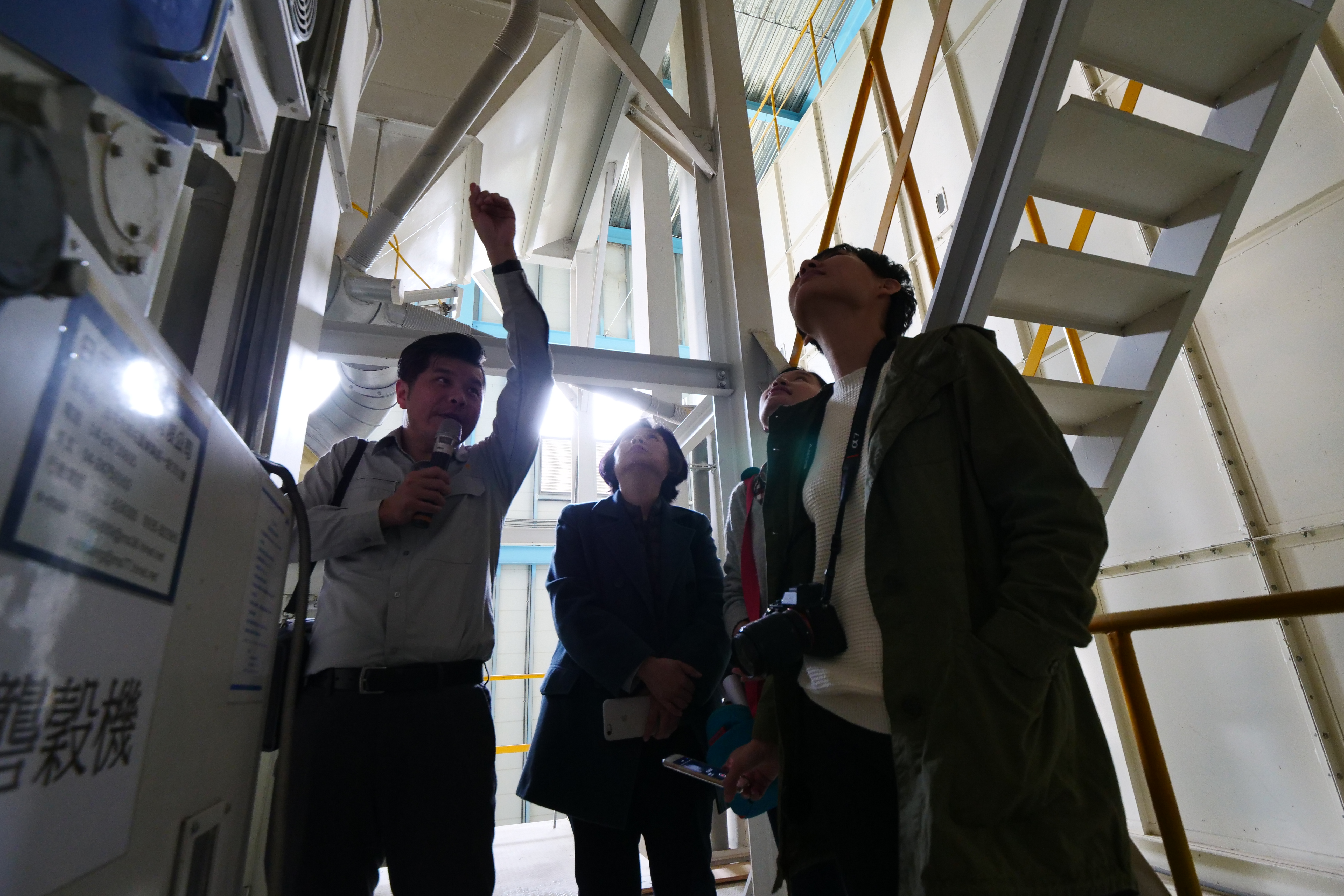 「找米獵人」顧瑋、馮忠恬和陸莉莉前進「斗南鎮農會精米工廠」，探尋科學方法破解好米祕密。