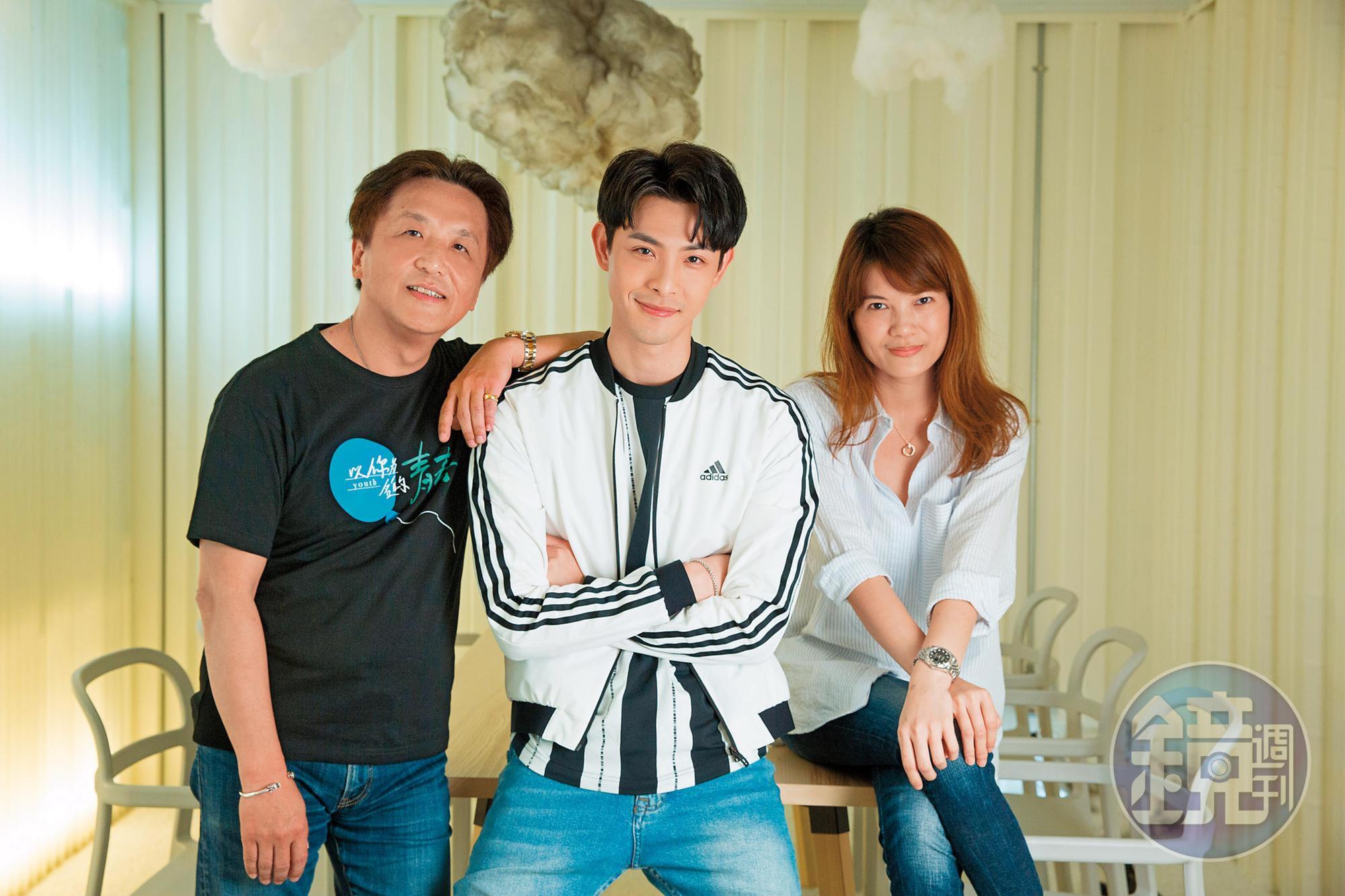 青春校園網劇《以你為名的青春》，由總製片人姚鳳群（左起）、演員晨翔、總編劇兼製片人汪秀賢攜手打造。