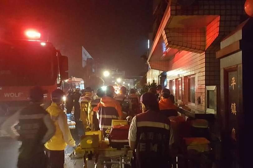敬鵬工業平鎮分廠深夜大火，已悶燒了3天。