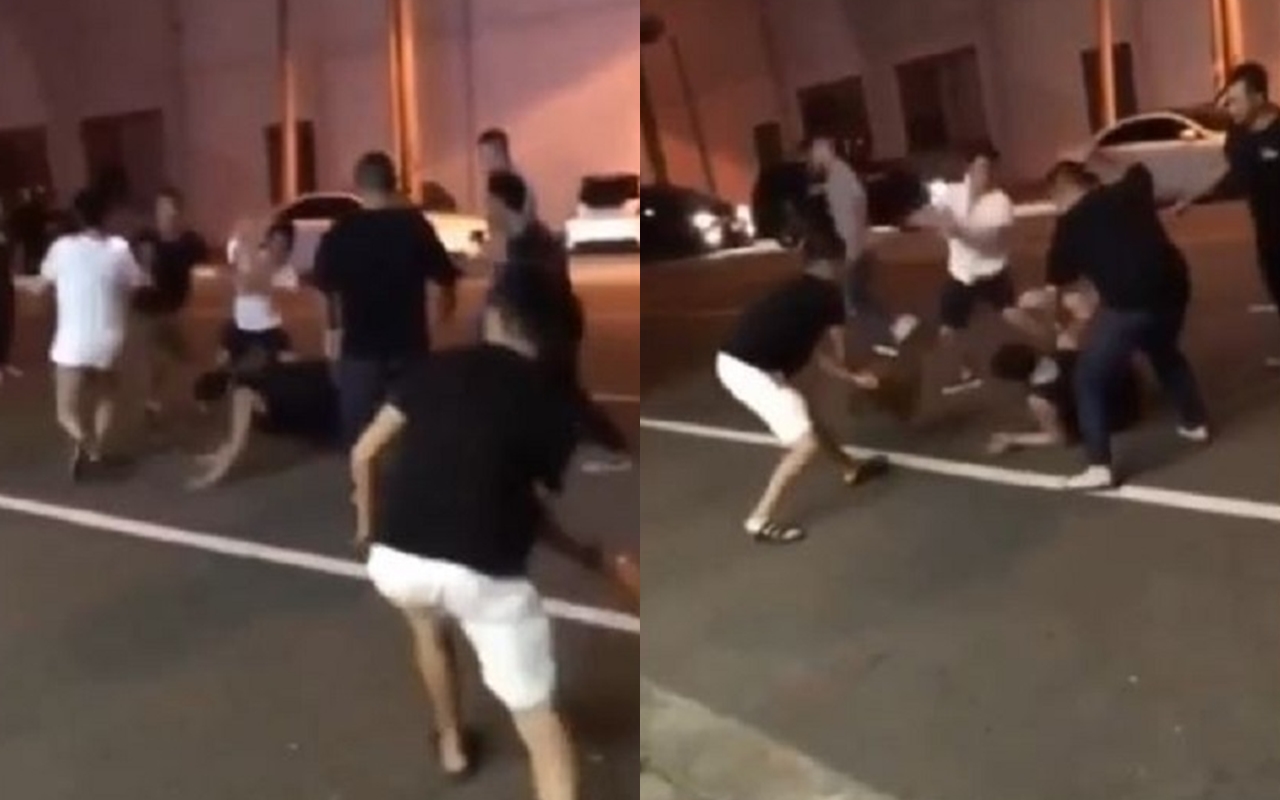 一夥人將一名男子打倒在地，有人持三角錐猛打另名男子。（翻攝自黑色豪門企業臉書）