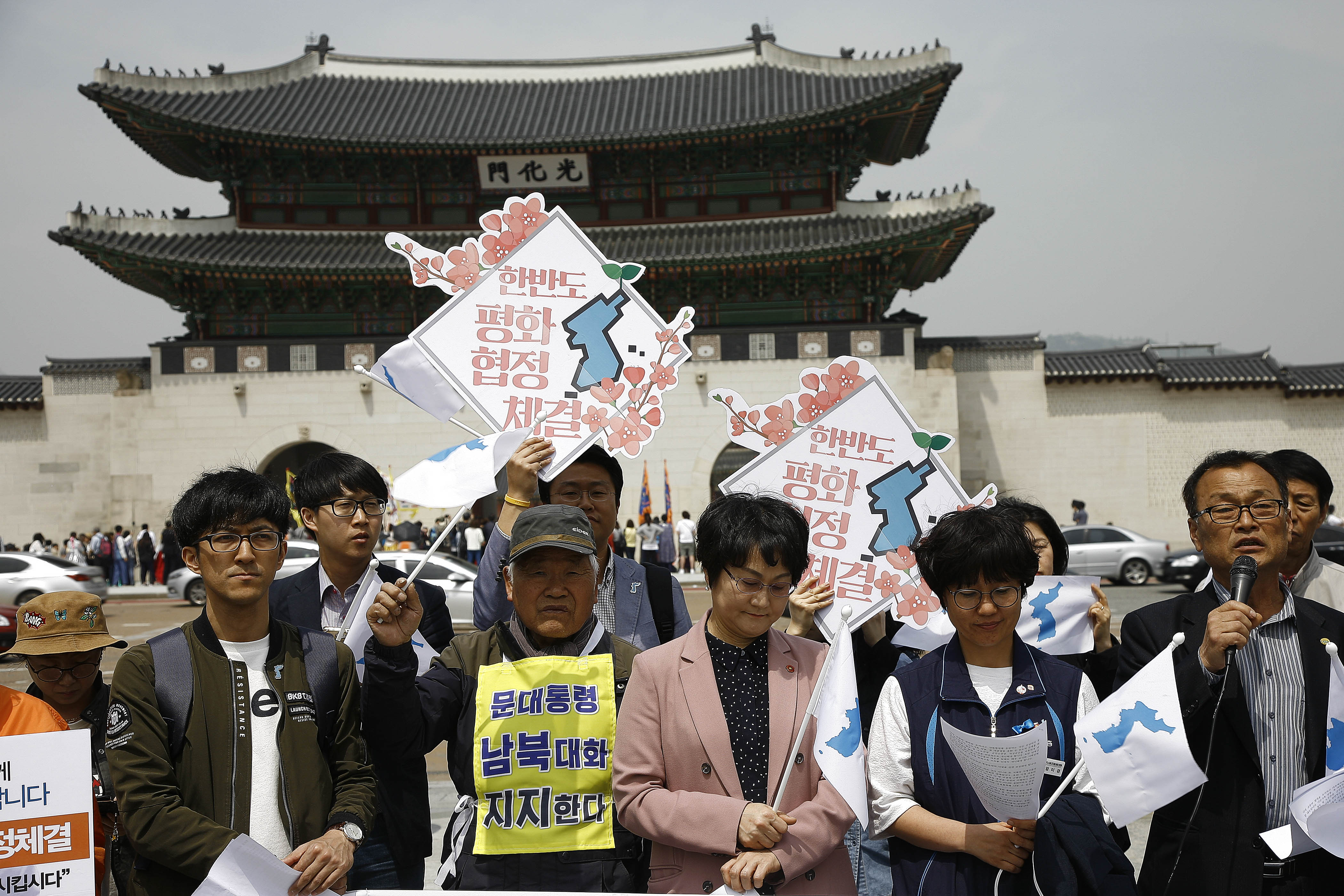 支持兩韓統一的南韓民眾，在高峰會期間在首爾光化門廣場以標語旗幟表達支持。（東方IC）