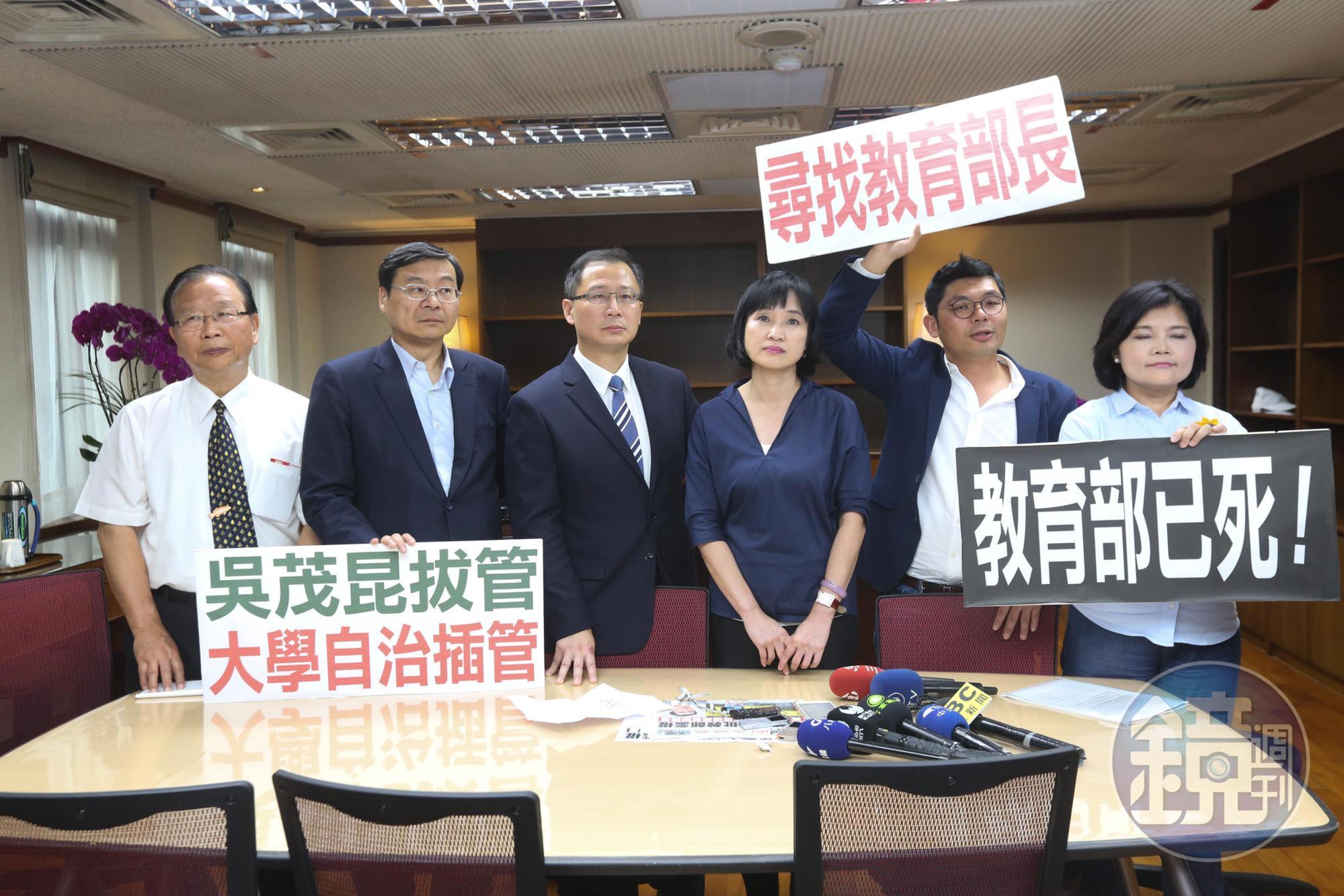 國民黨六位立委尋找教育部長吳茂昆,甚至一路從立法院步行至教育部,直接衝上部長辦公室,結果撲空。