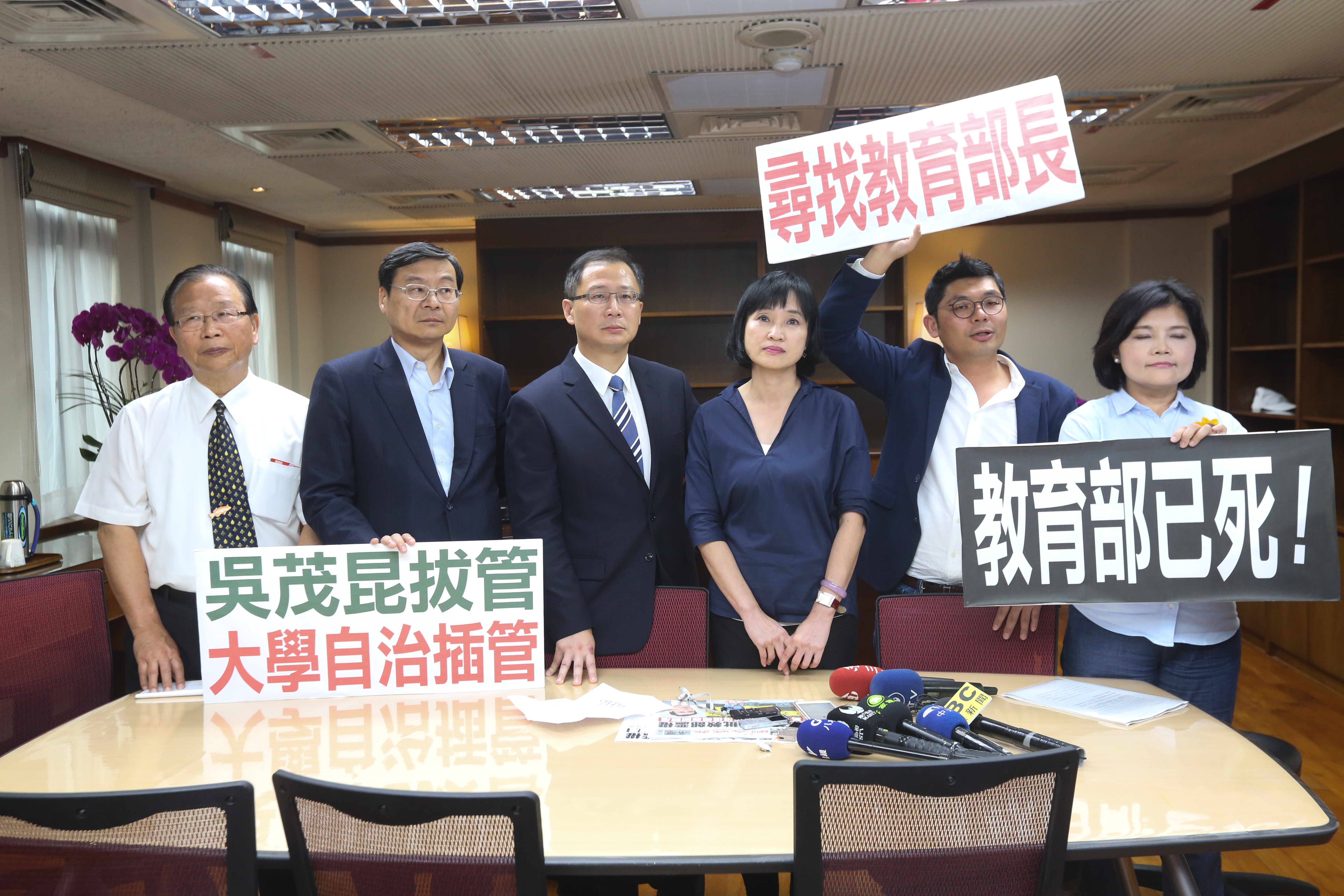 國民黨六位立委尋找教育部長吳茂昆，甚至一路從立法院步行至教育部，直接衝上部長辦公室，結果撲空。