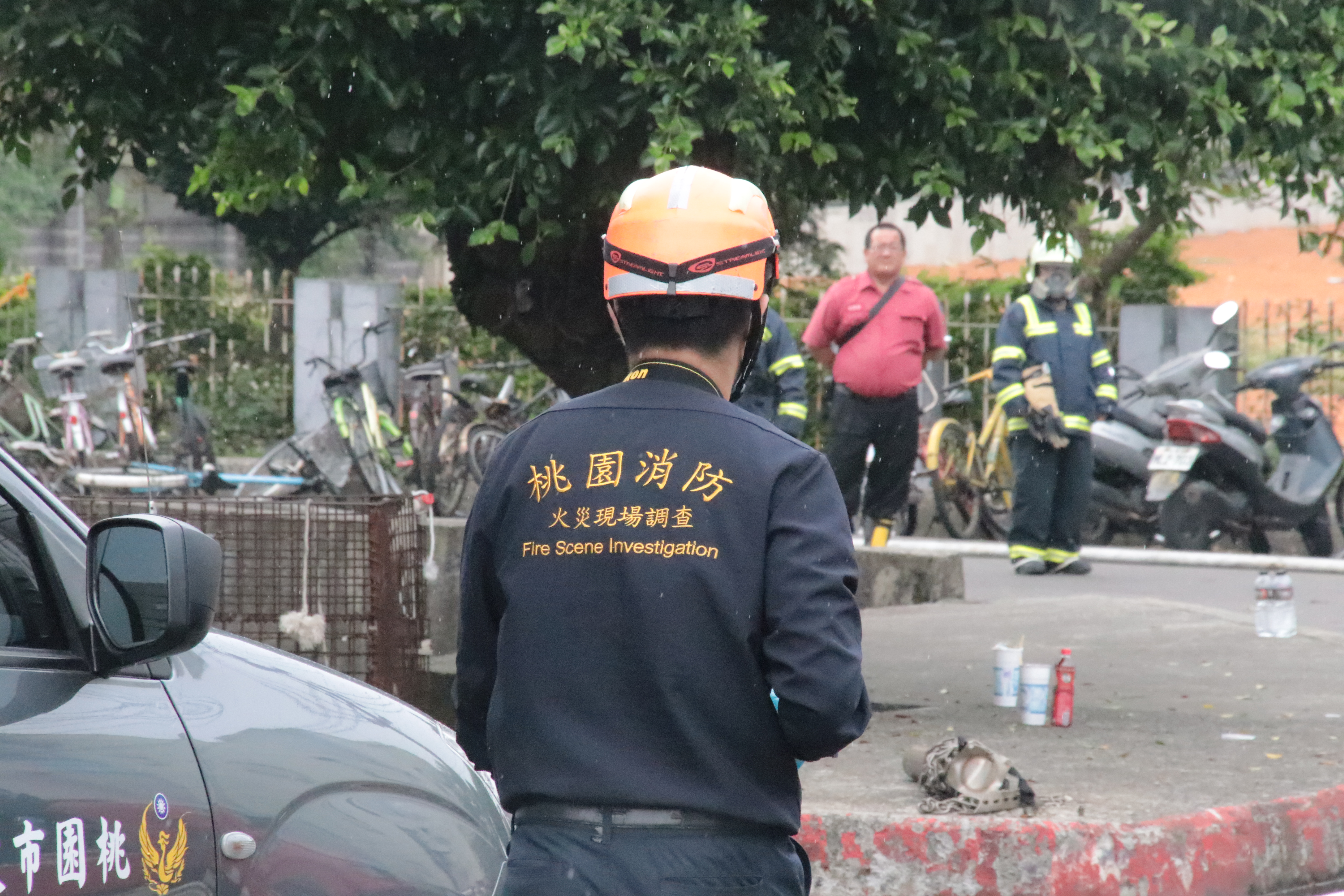 消防局火場調查官等人員陸續前往敬鵬，要查明起火緣由。