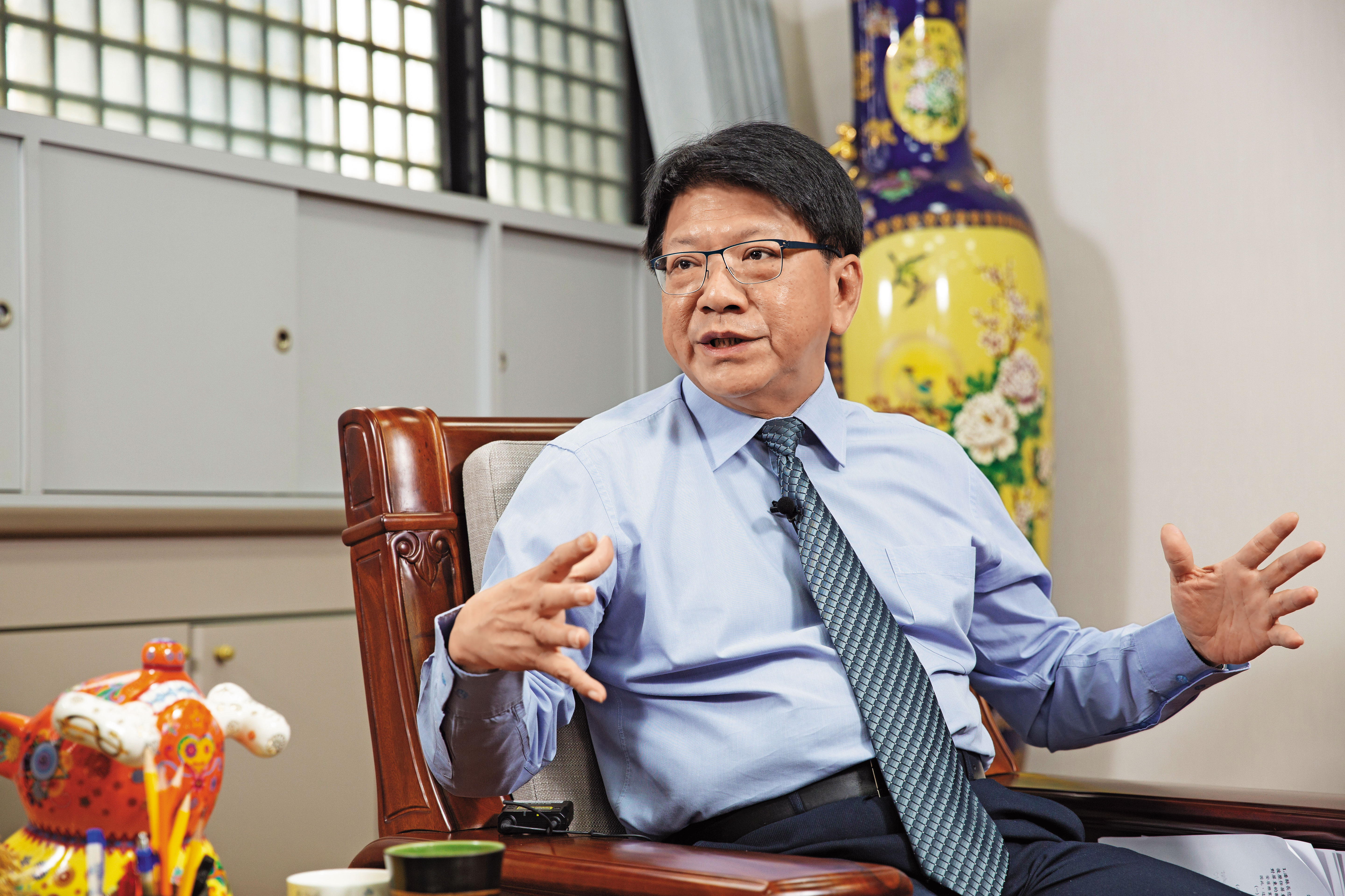 屏東縣長潘孟安接受本刊專訪，針對高鐵南延屏東案，呼籲中央政府別讓屏東變成「本島中的離島」。