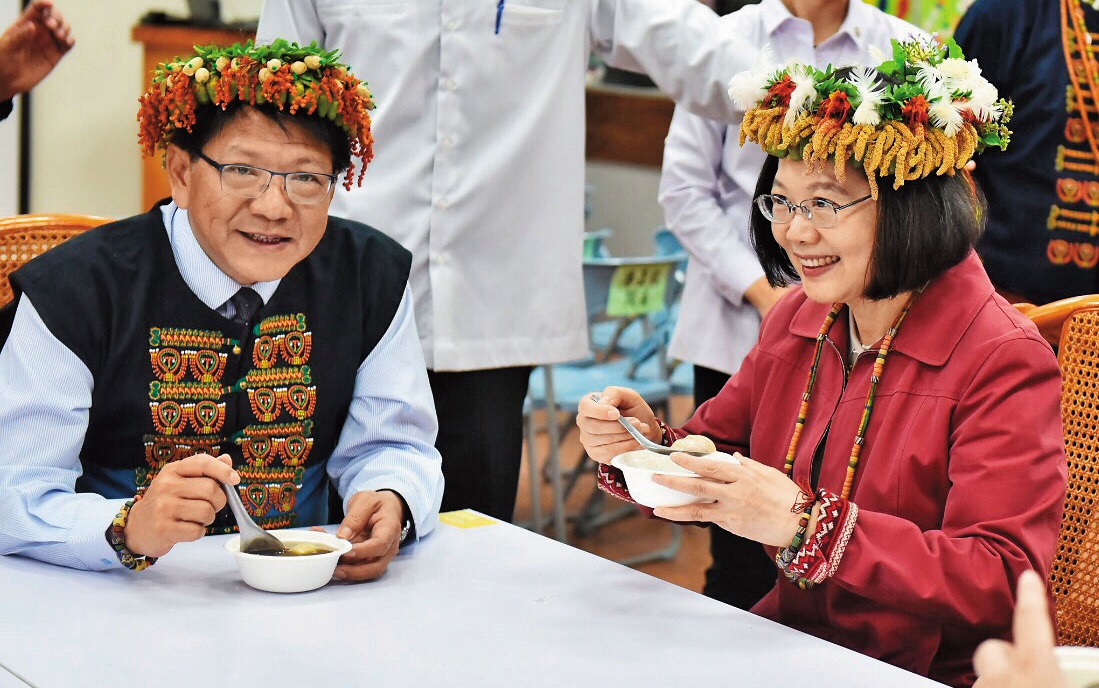 總統蔡英文（右）故鄉在屏東縣，屏東縣長潘孟安（左）將年底連任之役「總統故鄉保衛戰」。