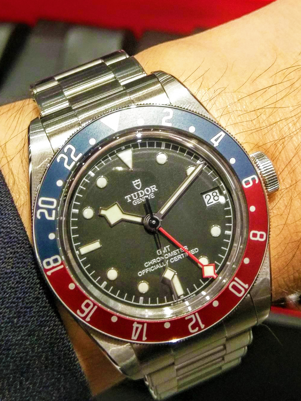 Black Bay GMT，錶徑41mm，不鏽鋼材質搭配陶瓷圈及仿鉚釘鍊帶，搭載MT5652機芯，建議售價3,700瑞郎。（約11.3萬台幣，台灣訂價以RSC公告為準）