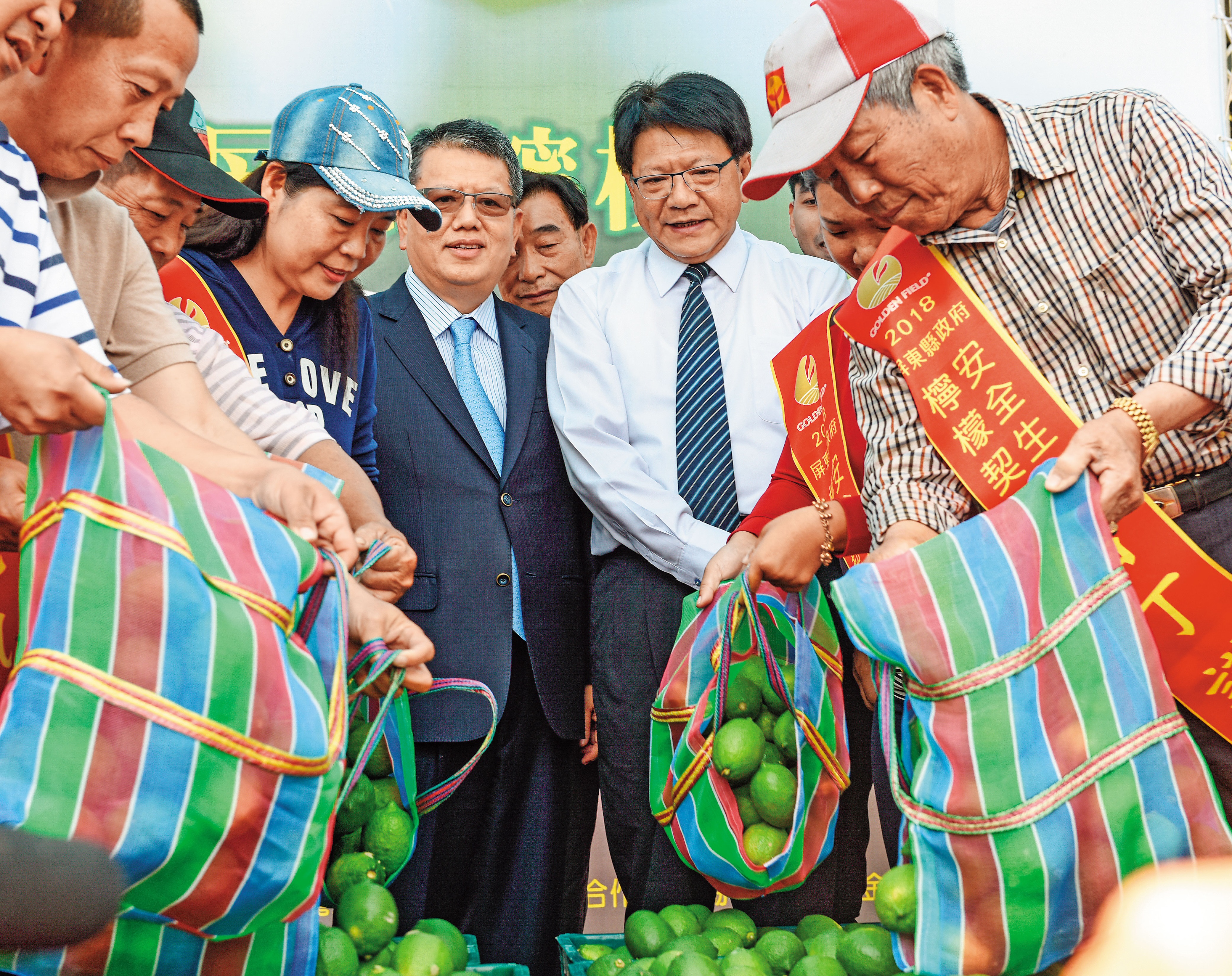 屏東縣長潘孟安與合作廠商頂新集團董事長魏應行，出席檸檬契作推廣活動。（屏東縣政府提供）