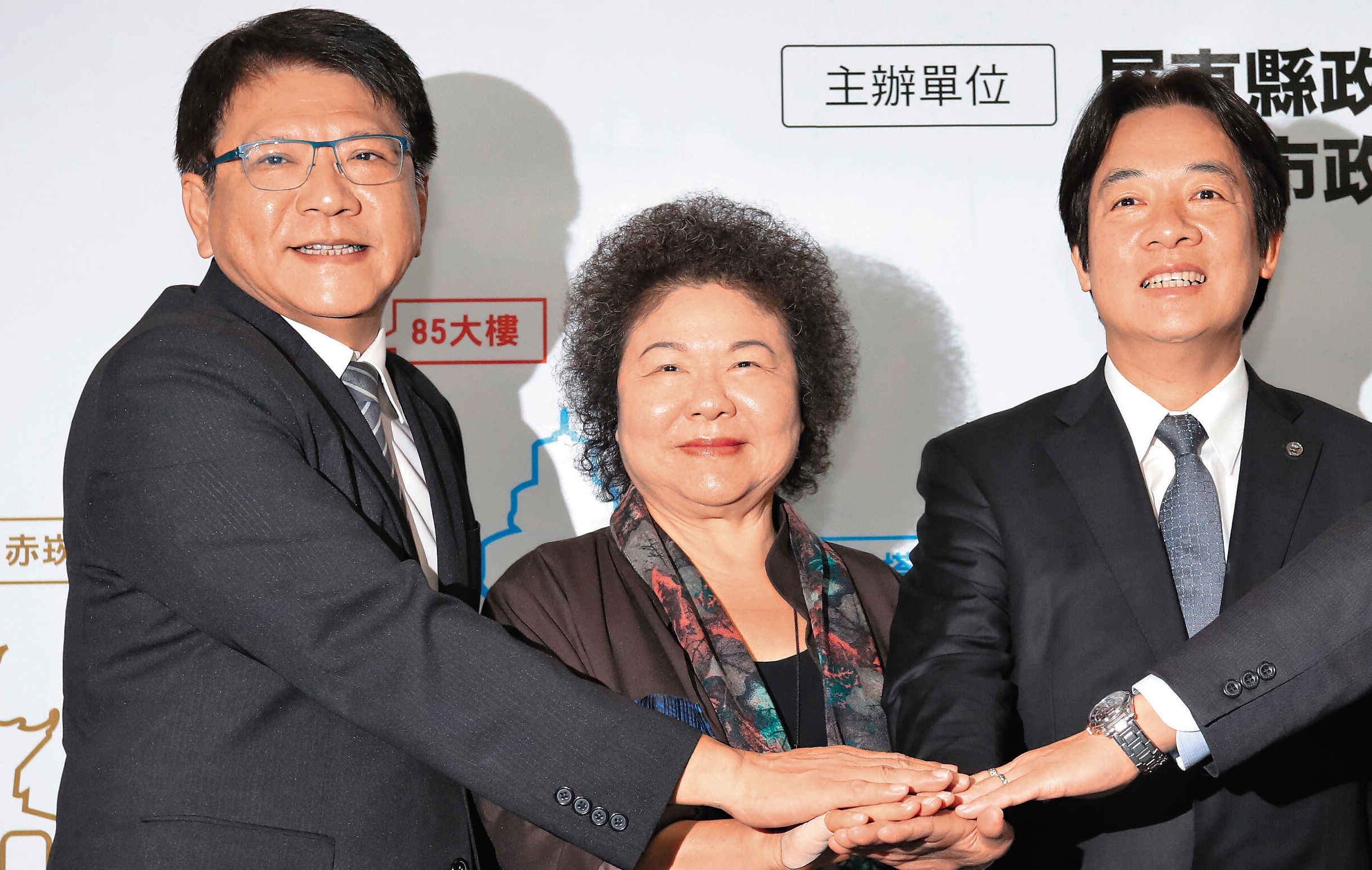 潘孟安（左）與閣揆賴清德（右）、總統府祕書長陳菊（中）交情深厚。