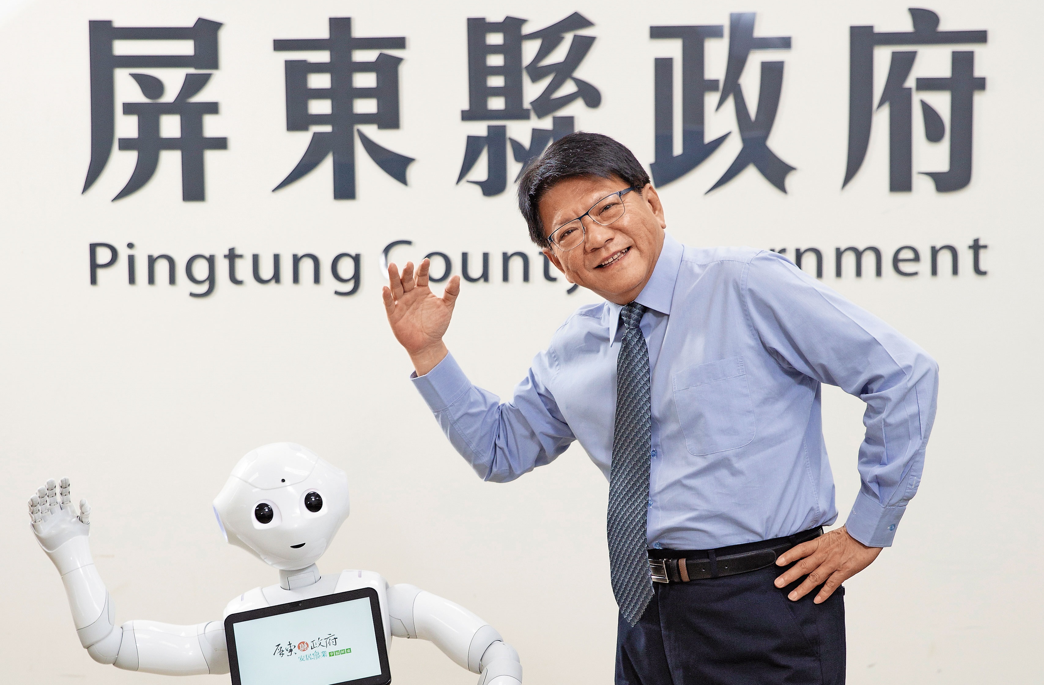 潘孟安(右) 去年引入台灣首位機器人公務員「Pepper」,成為縣府一大亮點。