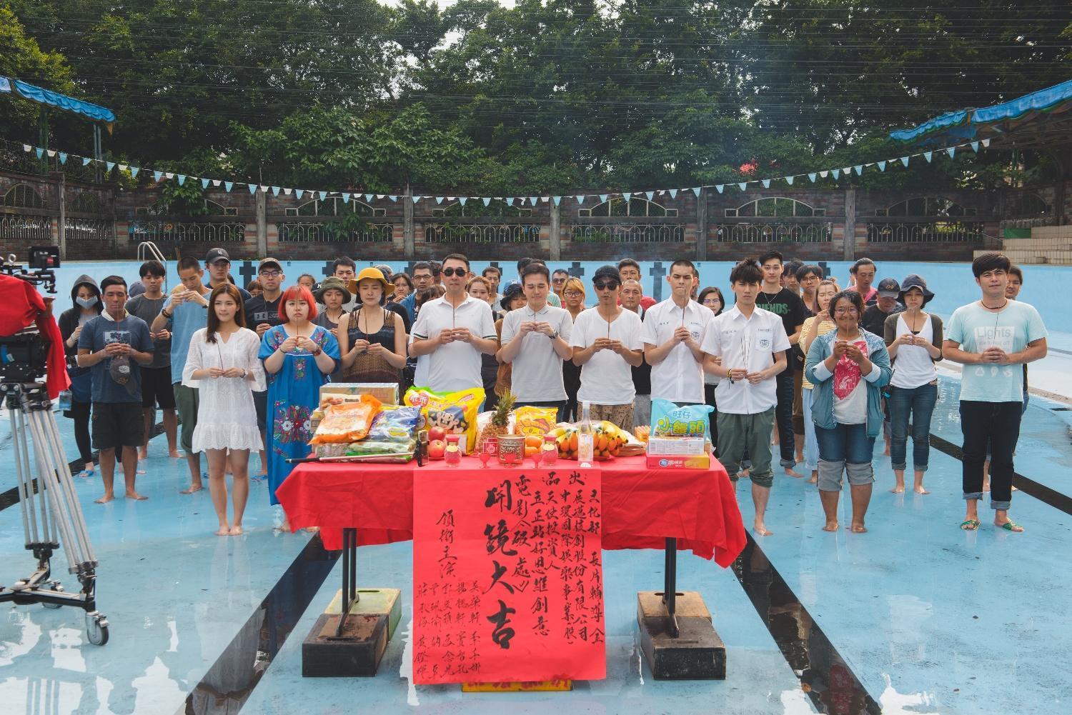 青春性喜劇《破處》29日舉行開鏡典禮，導演林立書率領演員及工作人員上香祈求拍攝順利。（威視提供）