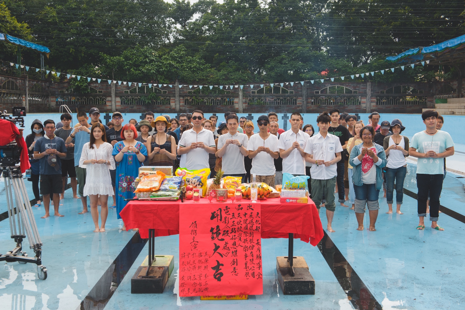 青春性喜劇《破處》29日舉行開鏡典禮，導演林立書率領演員及工作人員上香祈求拍攝順利。（威視提供）