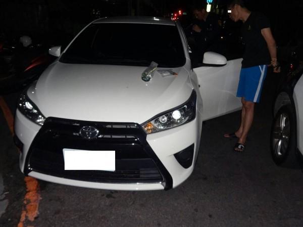 警方攔查自小客要求李男下車受檢。