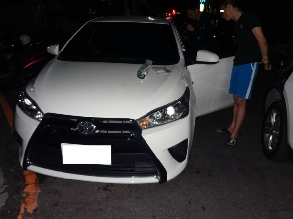 警方攔查自小客要求李男下車受檢。