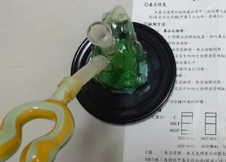 原來青蛙造型的玻璃藝品是安毒吸食器。