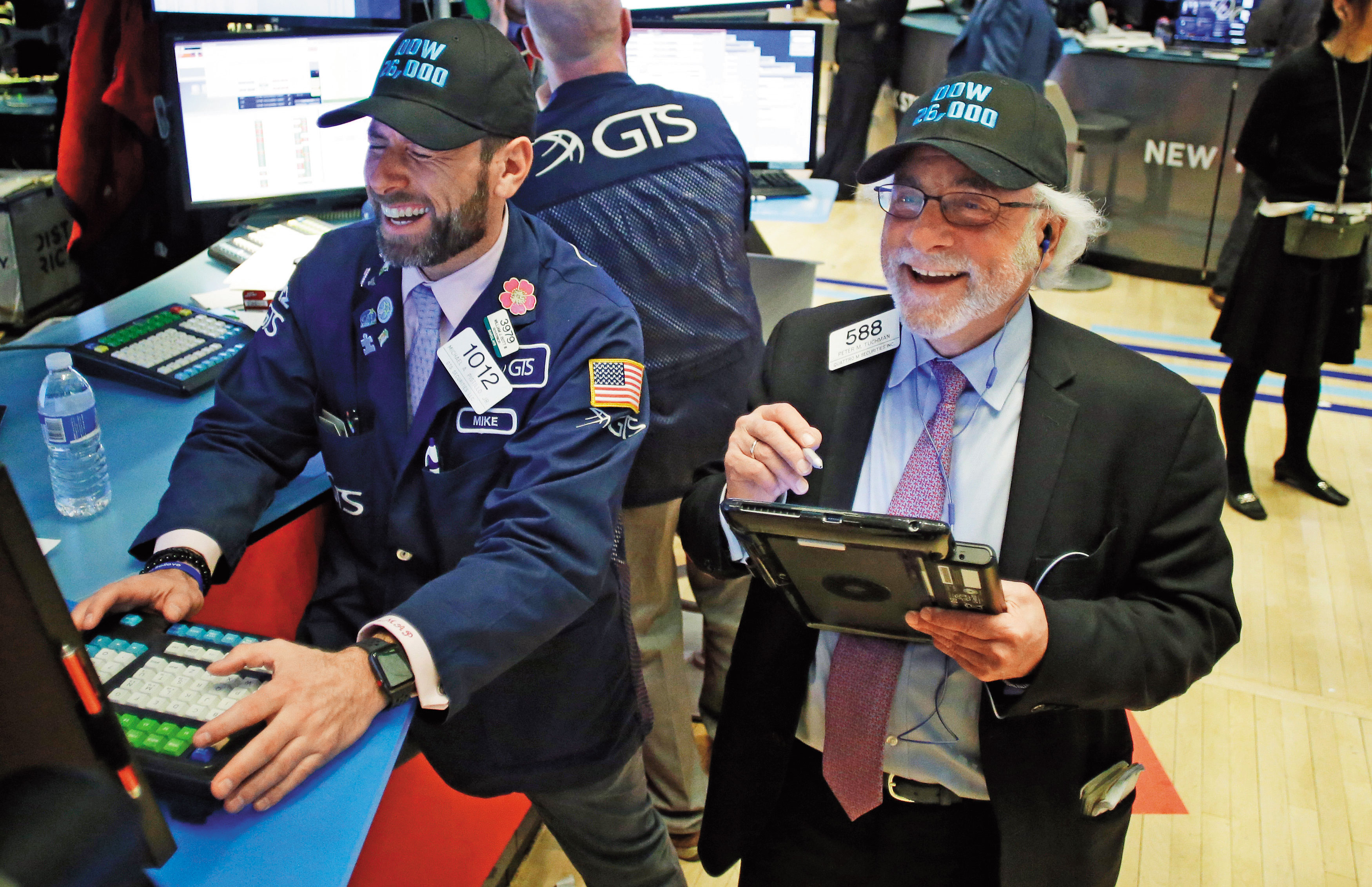 近幾年在多頭市場的帶領下，因為整體資產上升，美國基金業者主動調降費用率。（東方IC）