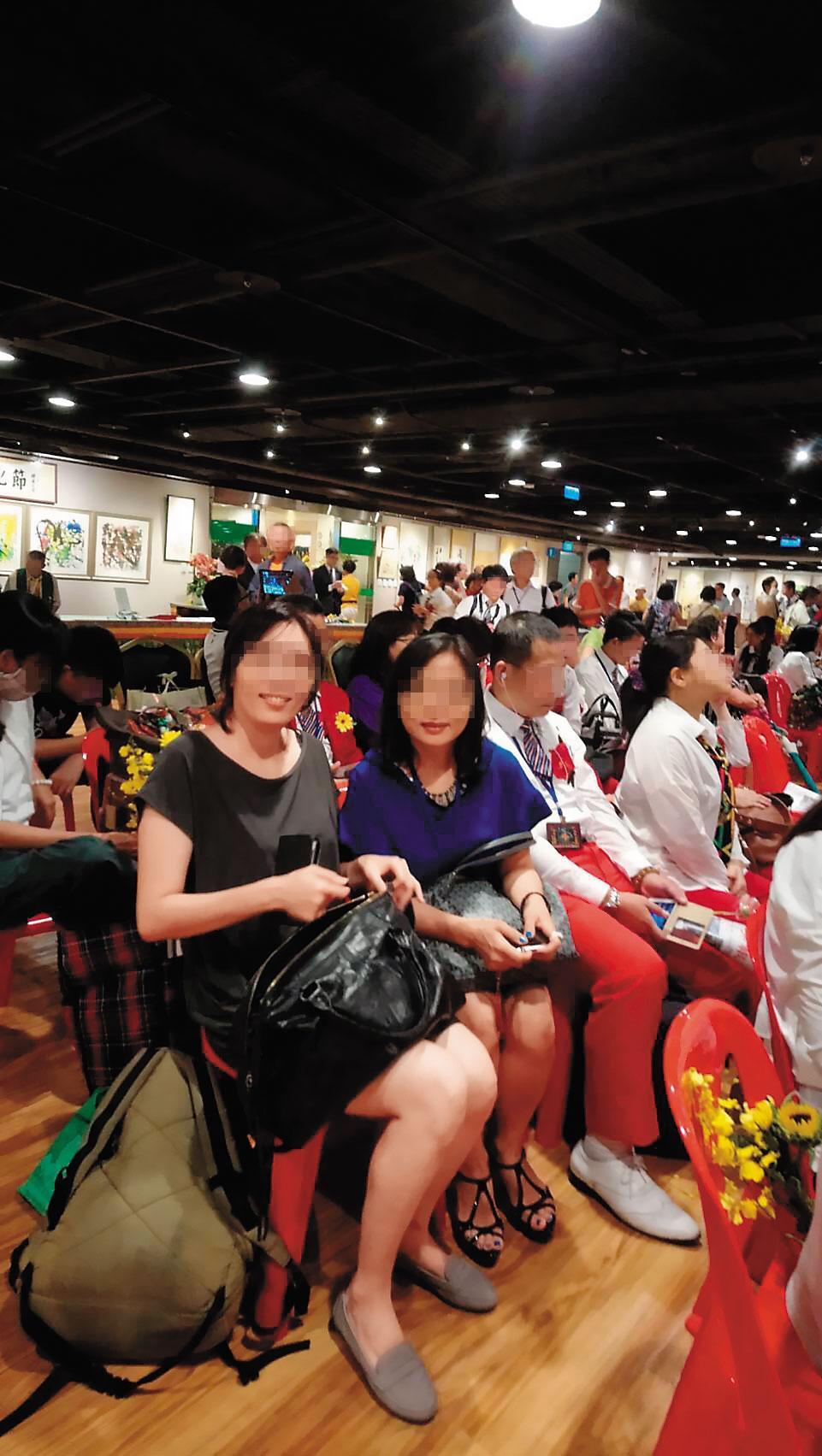 被害人指出，林女（左1）在各大婚友社的活動中尋找目標，受騙男子不乏高級知識分子及退休媒體人等。（被害人提供）