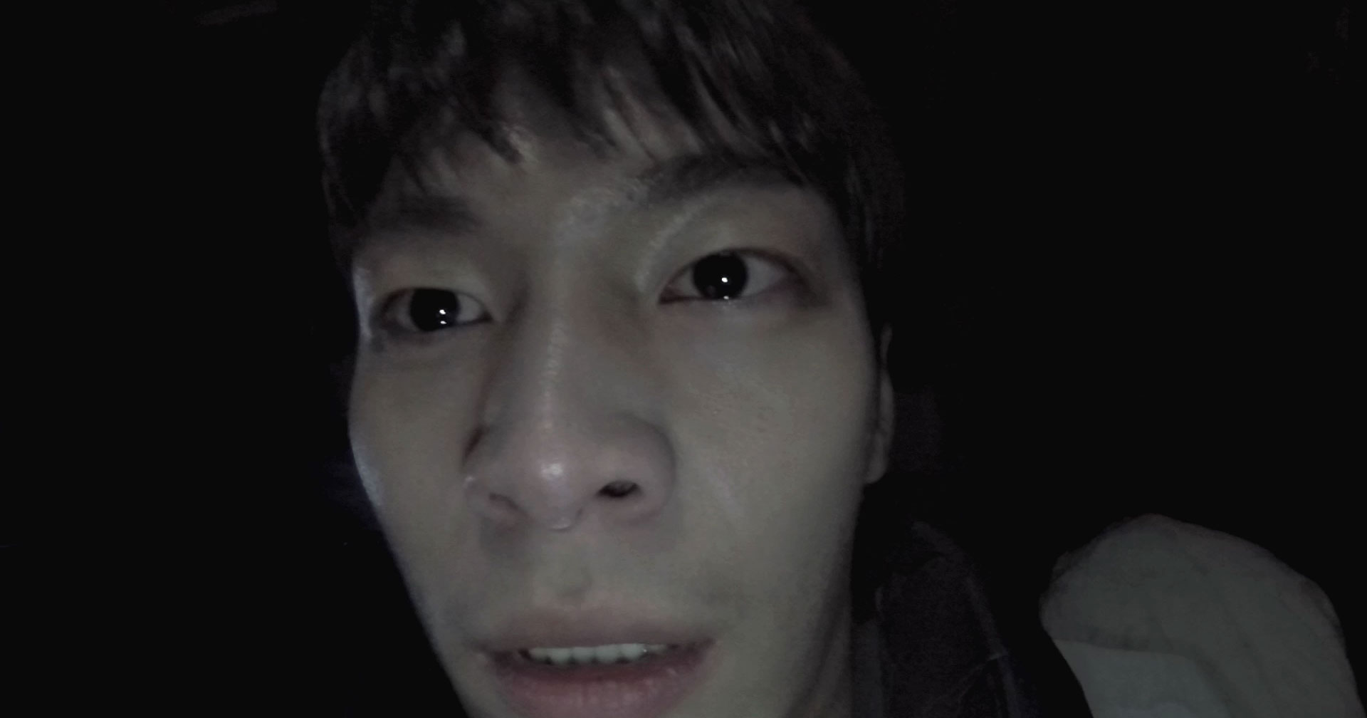 魏河俊在電影《鬼病院：靈異直播》飾演直播團隊隊長。（車庫娛樂提供）