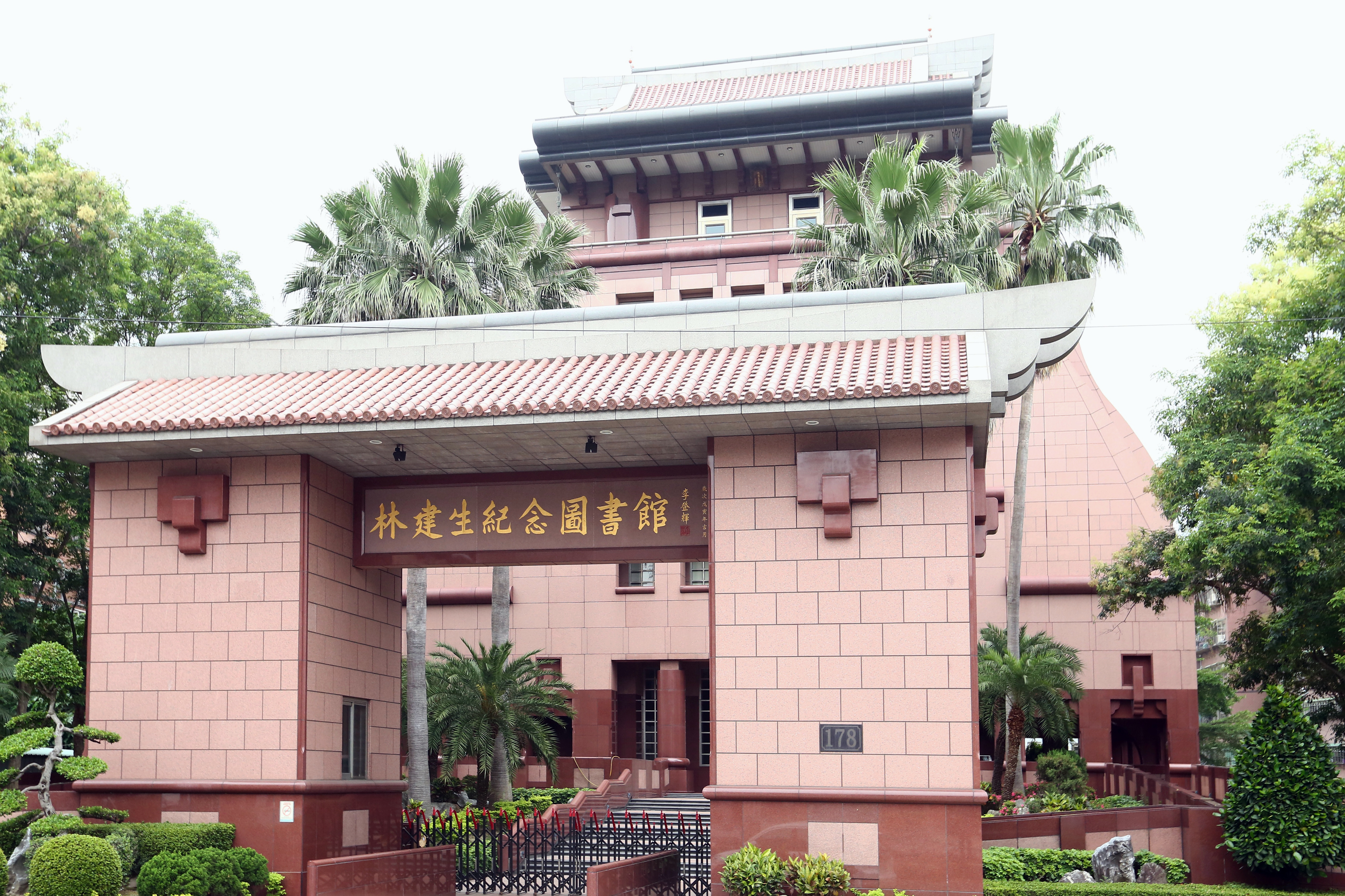 林堉璘的父親林建生是蘆洲地區的米商和自耕農，奠定三重幫發展基礎。