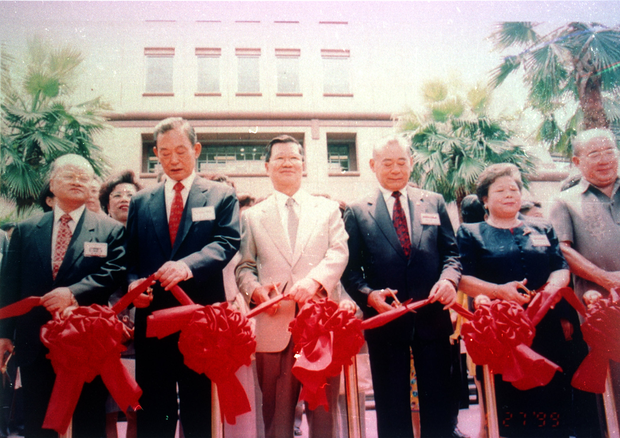 三重幫是米商轉開發商致富,圖為三重幫成員:林謝罕見(右2)、林堉璘(右3)和林榮三(左2)紀念公公和父親,1999年成立林建生紀念圖書館。(中央社)