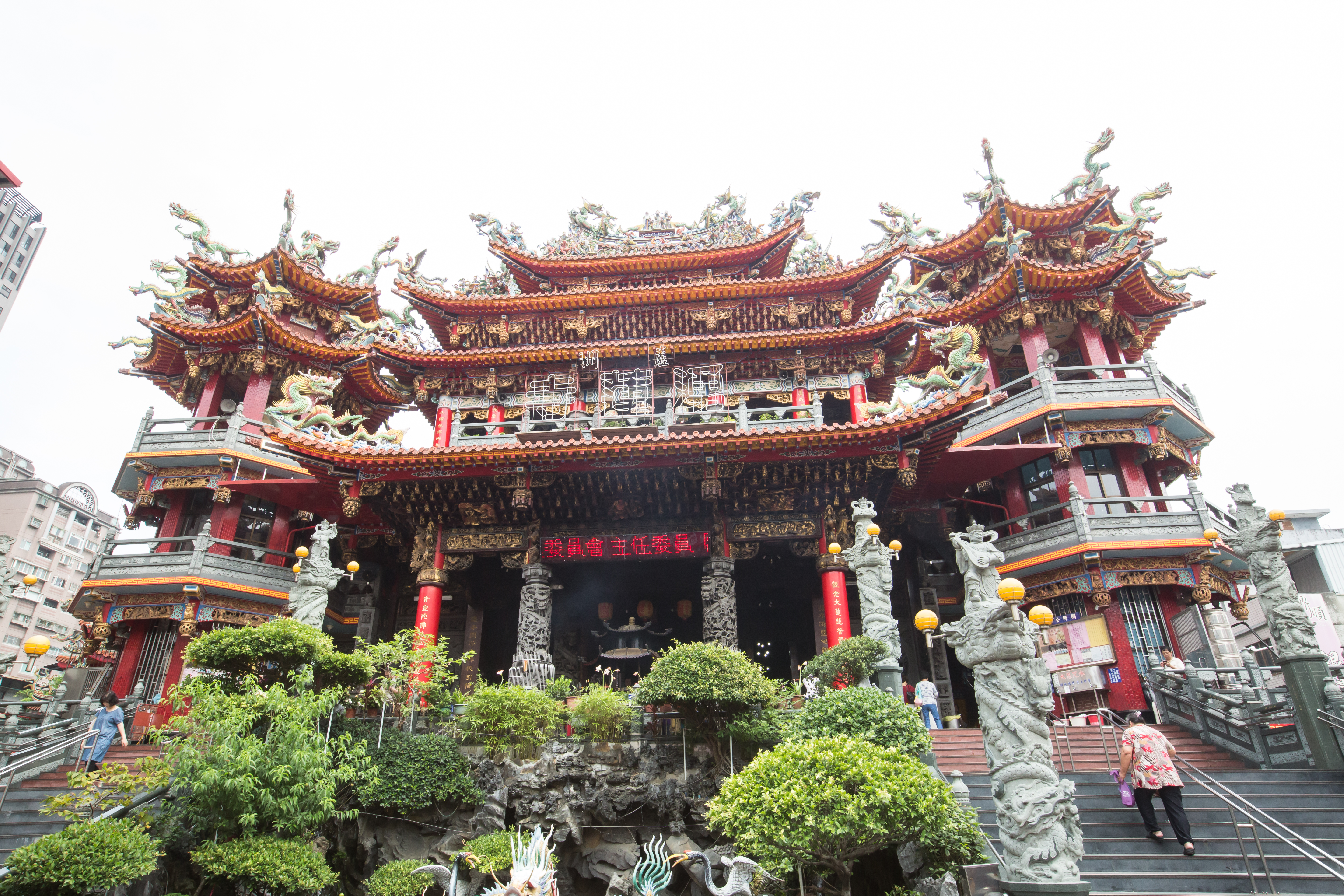 湧蓮寺在1977年建置,當時林堉璘捐200萬元擔任主委,三重幫成員也付出不少。