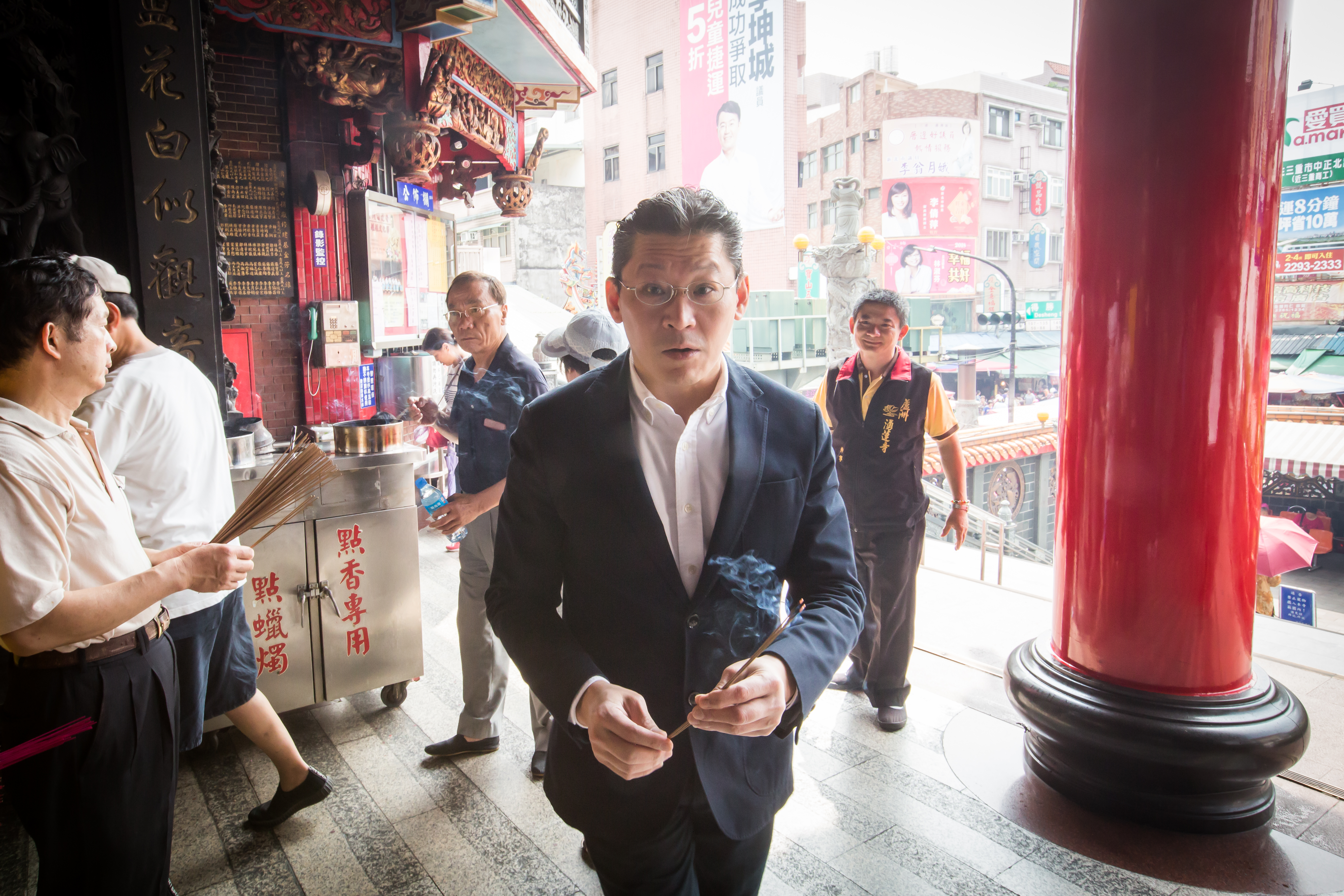 林鴻南全面接班，近兩年開始替老爸林堉璘出席湧蓮寺活動。