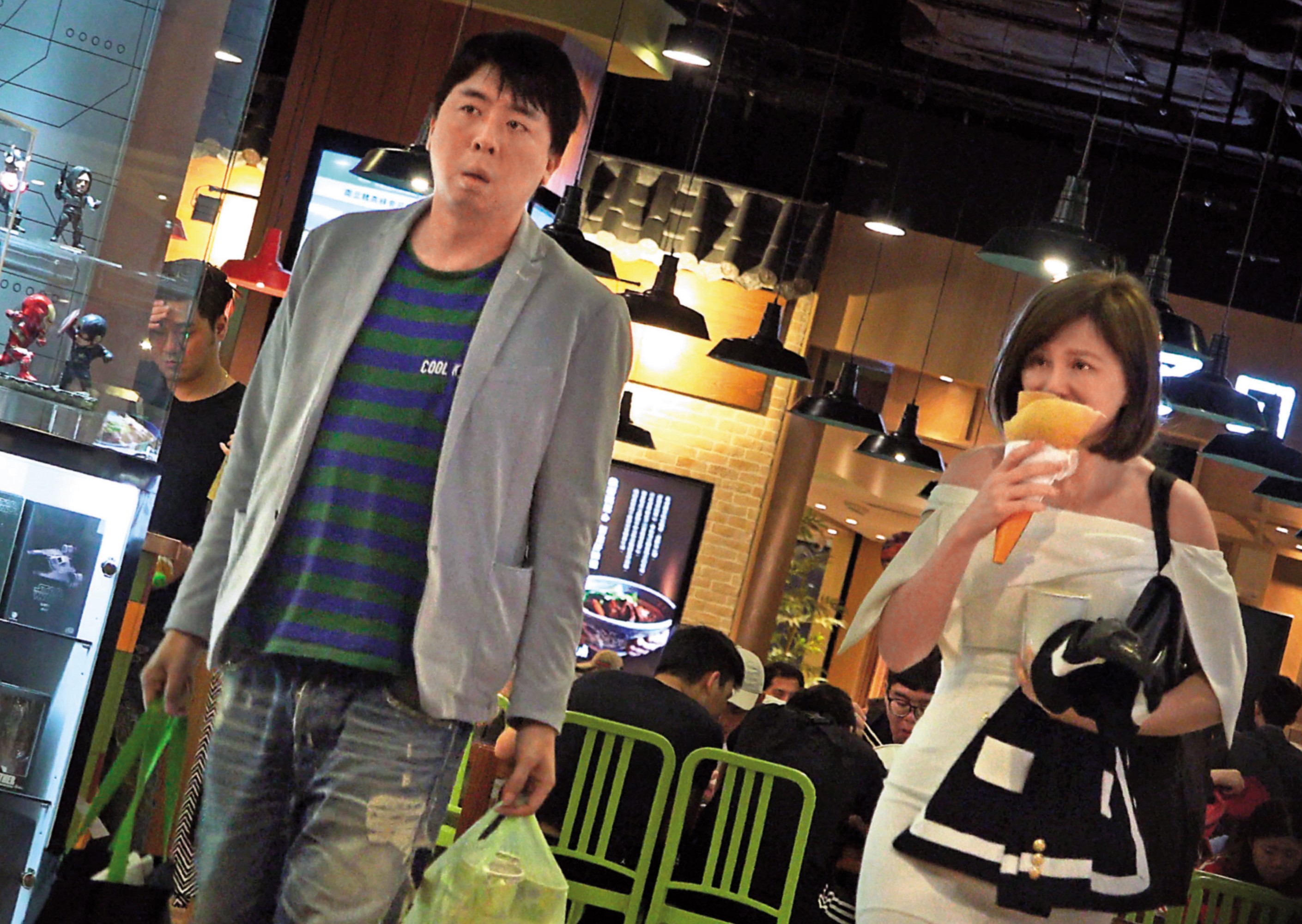 4/26 22:29 梁赫群等Stacey買完食物後，走在Stacey前方，兩人毫無交流。