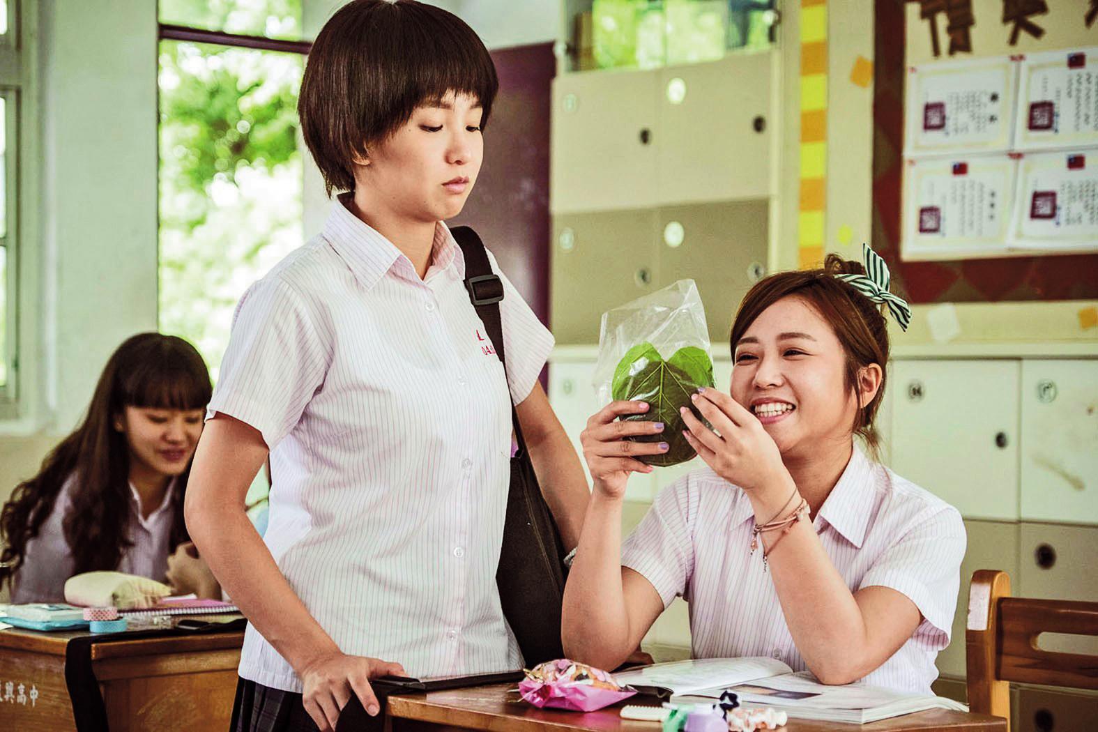 過去茵聲（右）曾因跟郭書瑤（中）合演《通靈少女》而嶄露頭角，也有一說她私下叫郭書瑤為「臭跩瑤」。（HBO Asia提供）