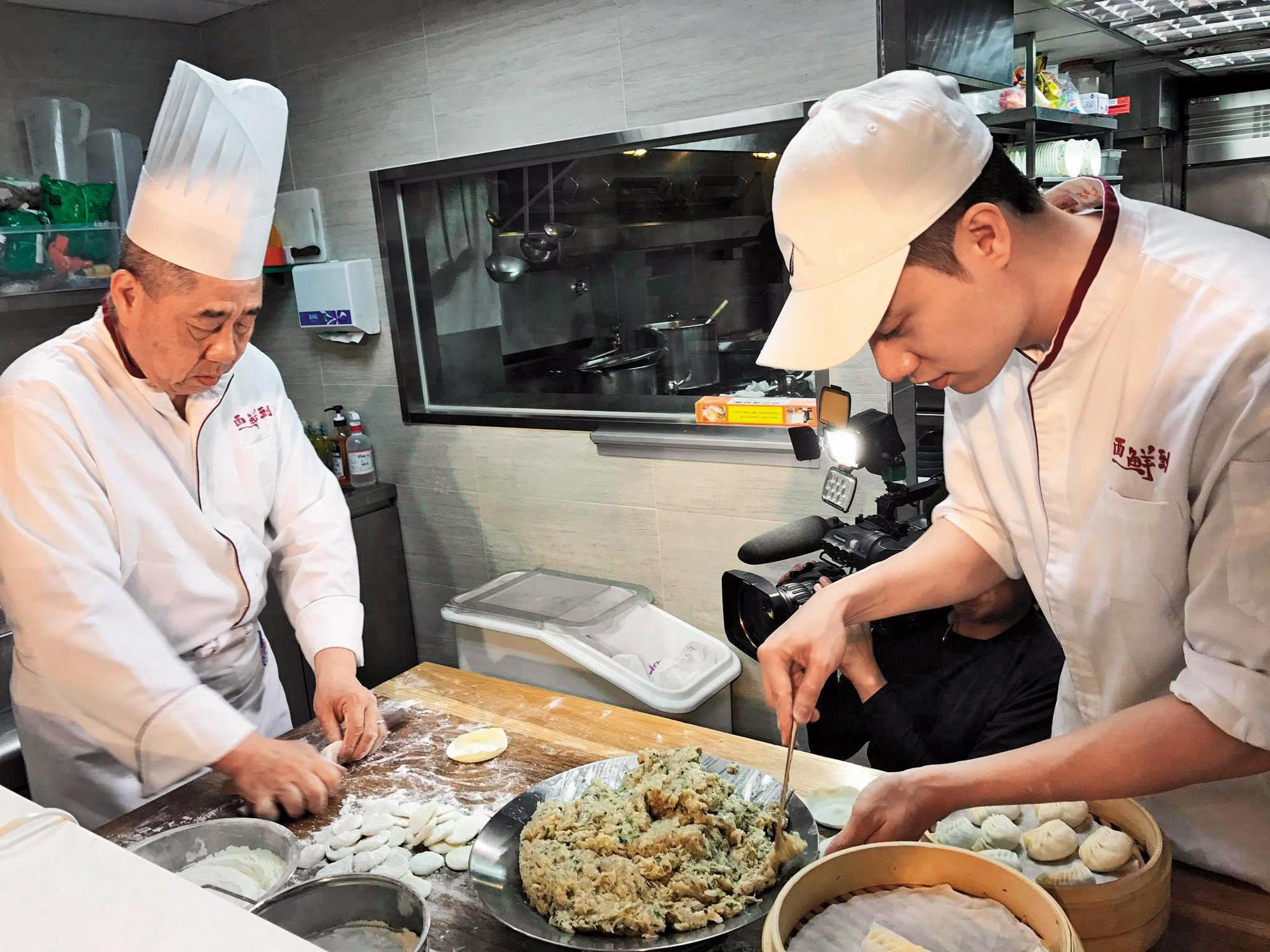 身為餃店名門第三代，劉書宏（右）一度還因不肯繼承家業，而跟爸爸劉瑞笙鬧翻。（翻攝自面鮮到粉絲專頁）