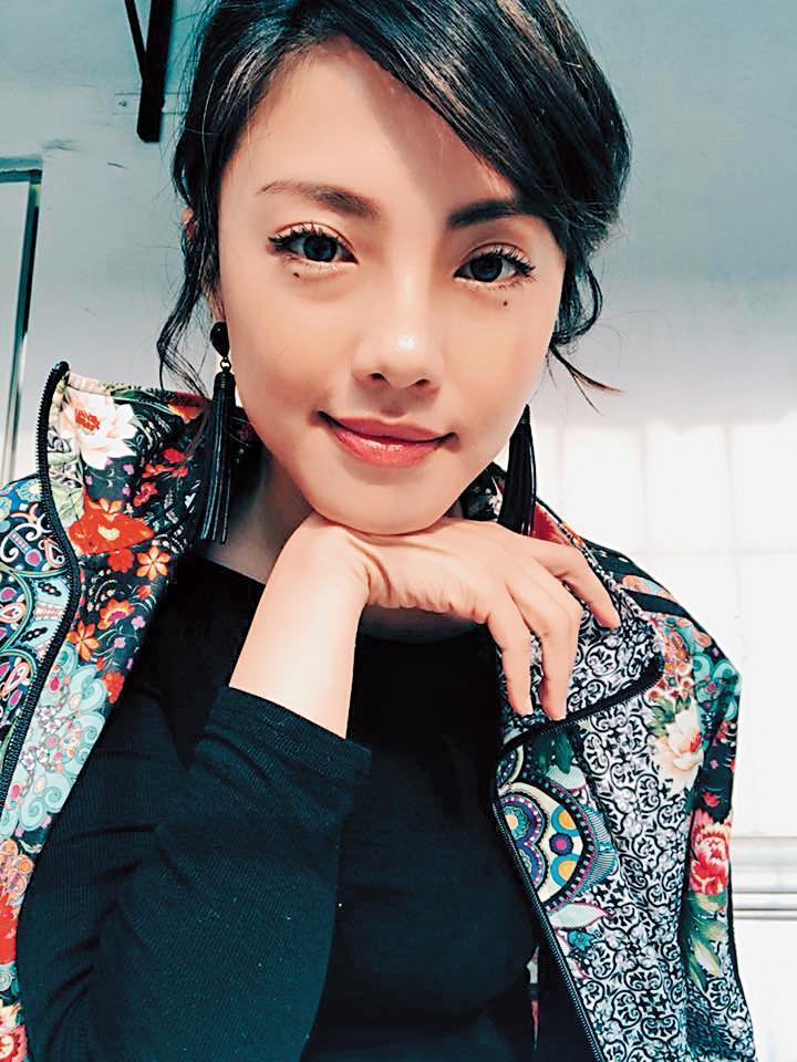 小8曾認愛創作才子嚴爵,但疑似因男方劈腿而分手。