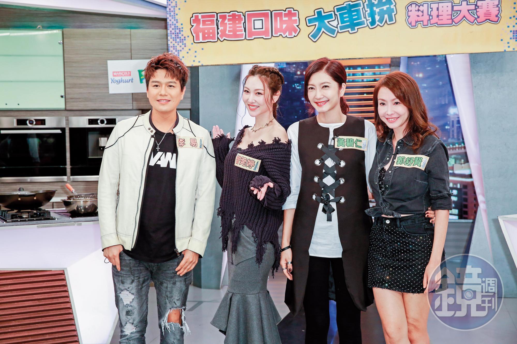 李易（左1）與家人聯合開設家傳滷味店。