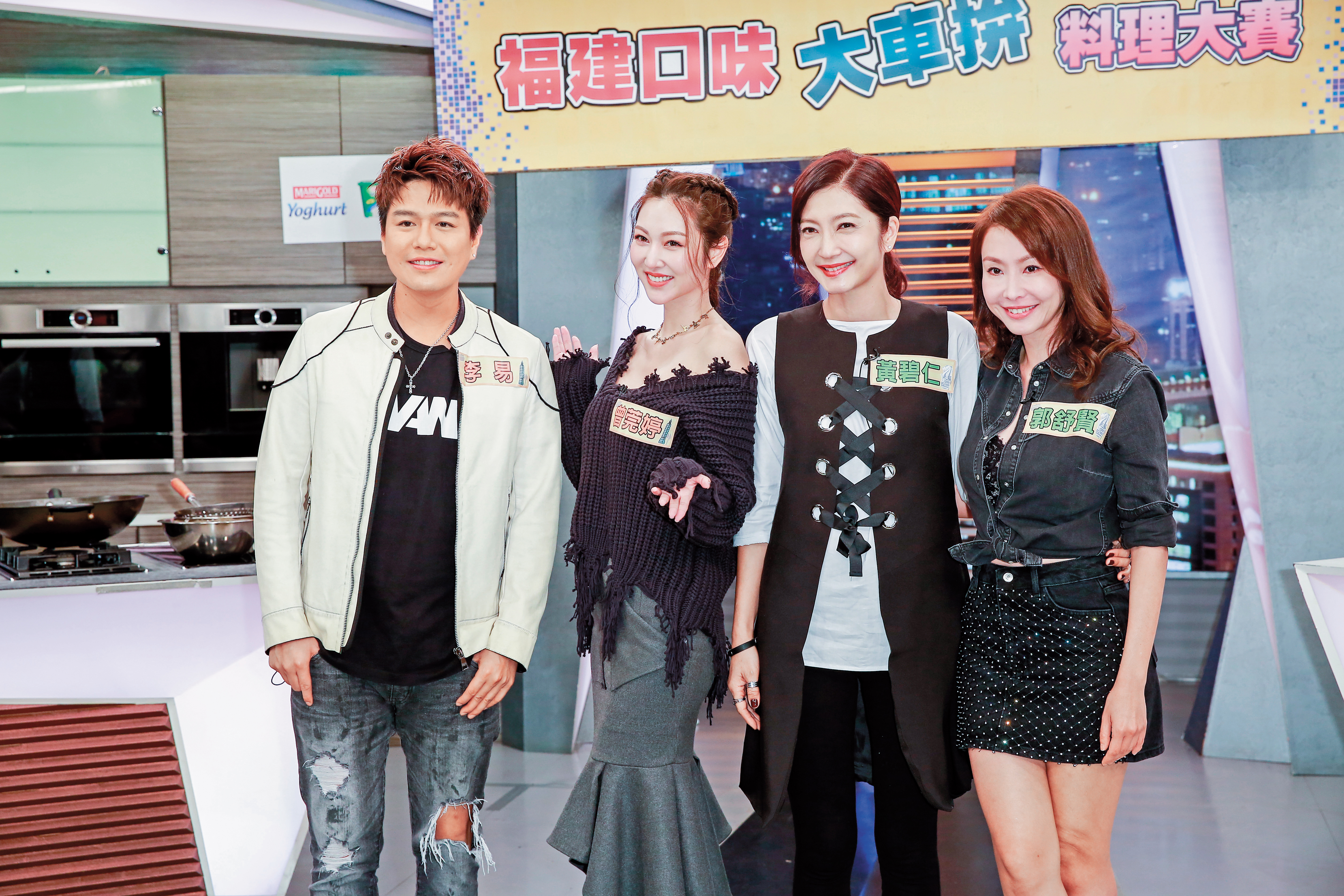 李易（左1）與家人聯合開設家傳滷味店。