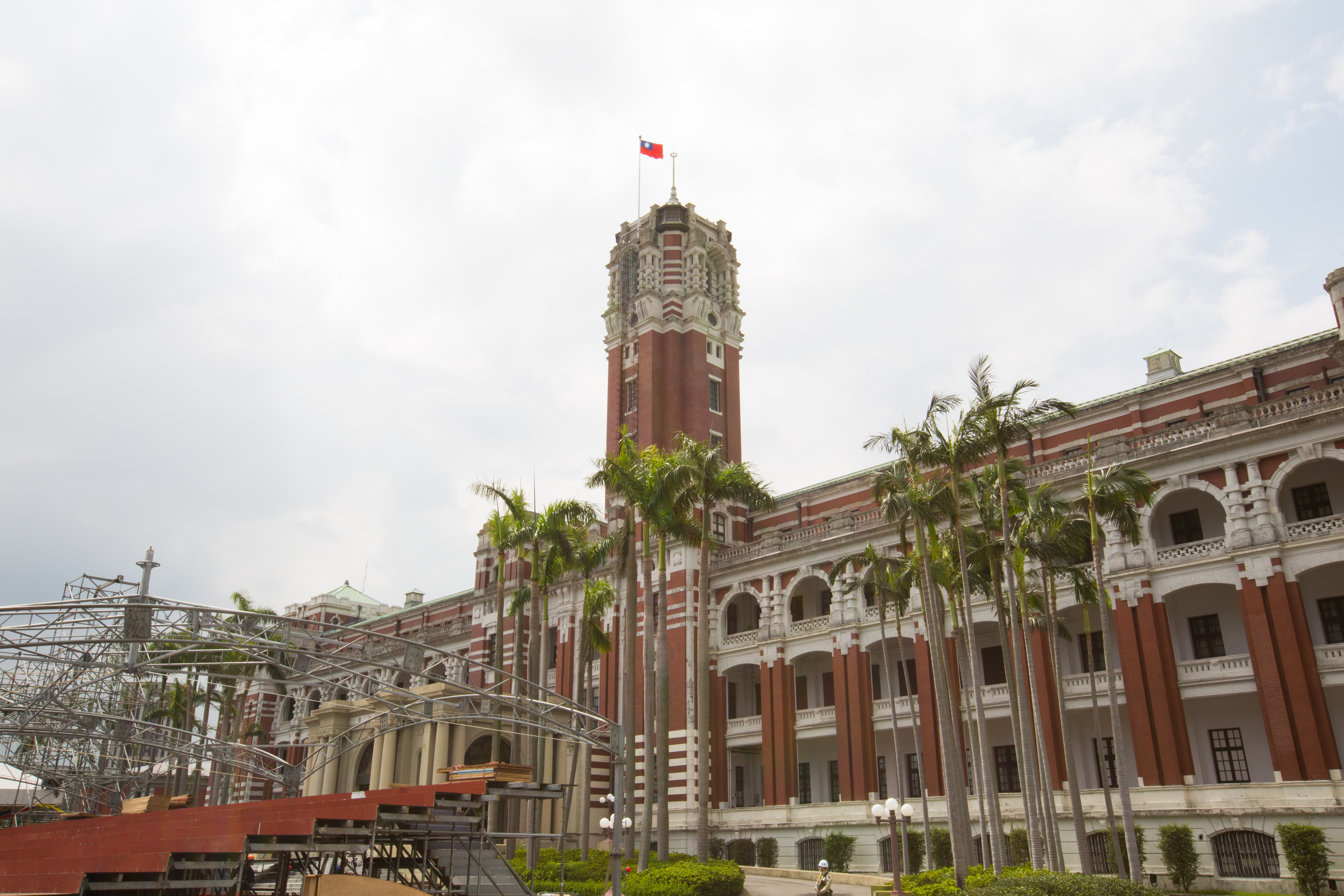 針對多明尼加與我斷交，總統府表示遺憾，但強請「不會在北京壓力下低頭」，捍衛中華民國主權與尊嚴。