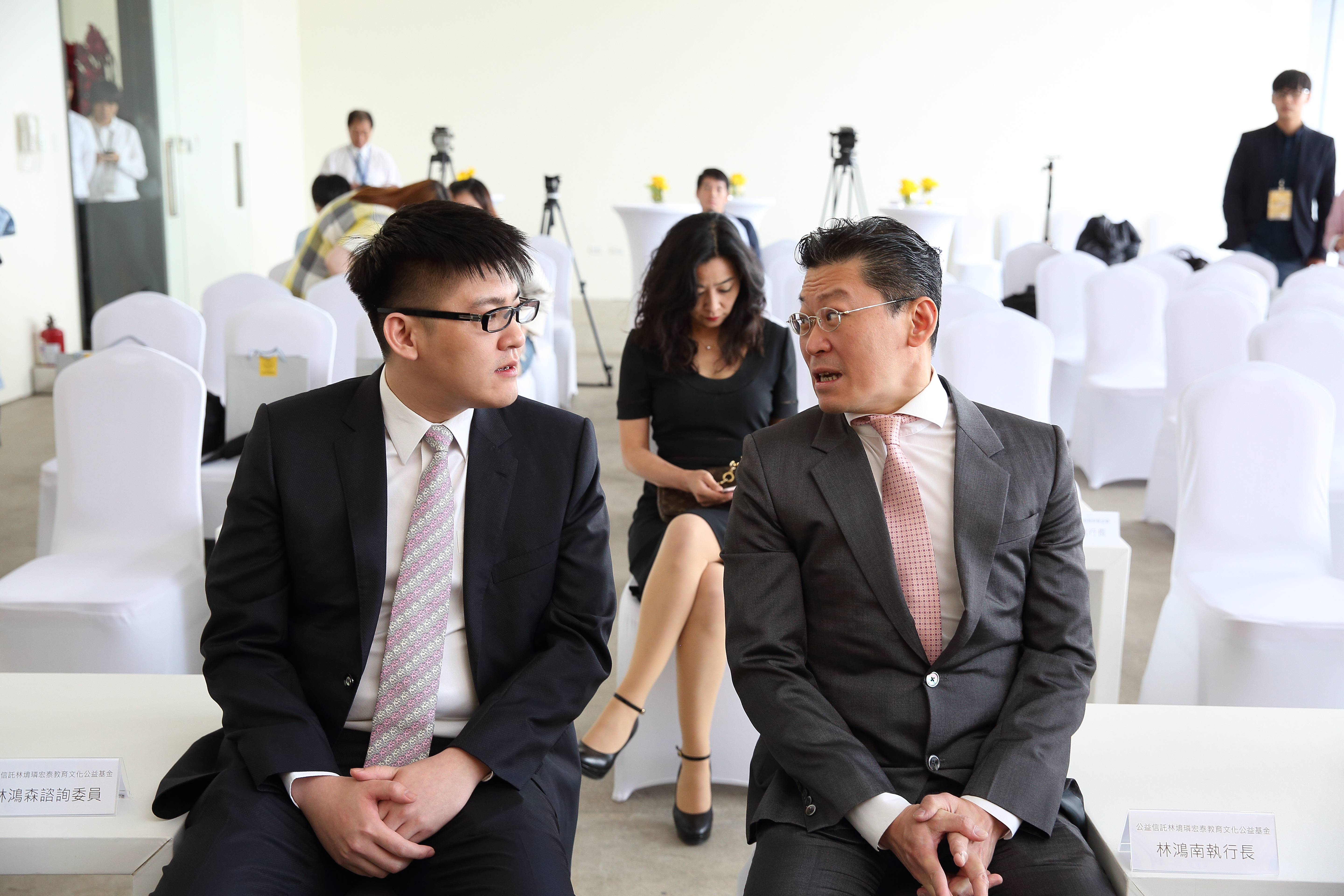 林堉璘原先規劃精打細算的林鴻南（右）掌金融，個性海派的林鴻森主建設，期許兩兄弟「兄弟同心、齊力斷金」。