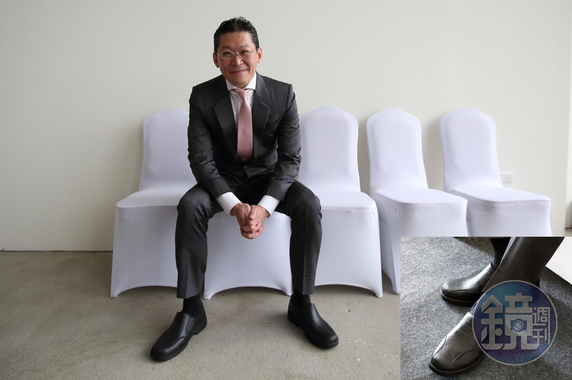 身價千億的林鴻南為人節儉、生活簡單，出席記者會時，腳上的穿的黑色皮鞋竟只要170元。
