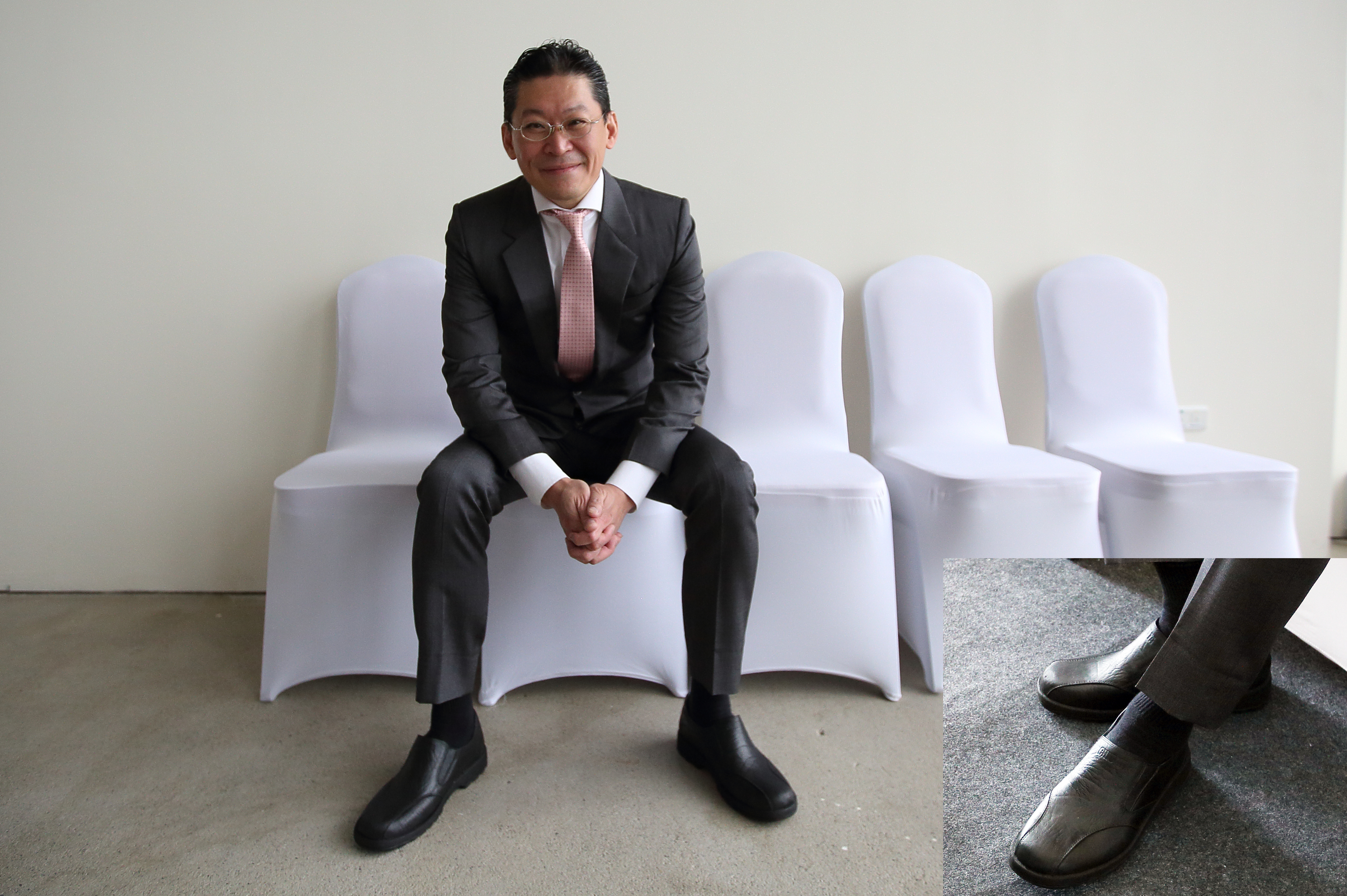 身價千億的林鴻南為人節儉、生活簡單,出席記者會時,腳上的穿的黑色皮鞋竟只要170元。