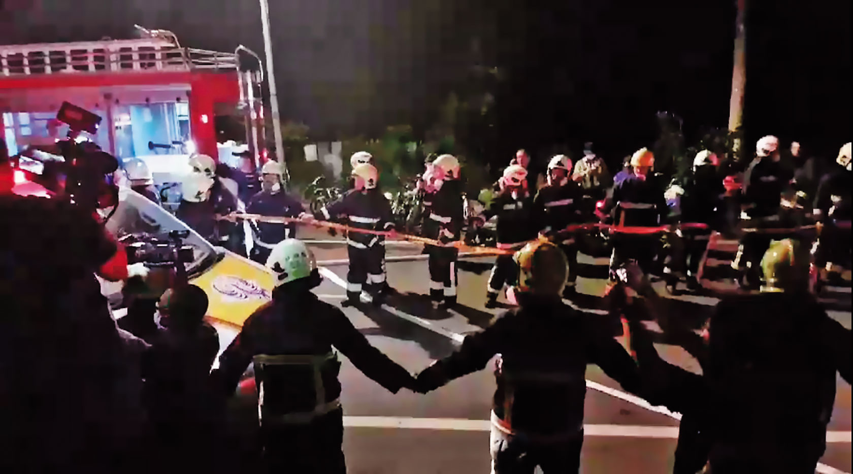 聽聞有6名同仁被機具壓住，現場消防員仍自告奮勇前往搶救，更手拉手為救護車開路，期望能為弟兄爭取搶救時間。