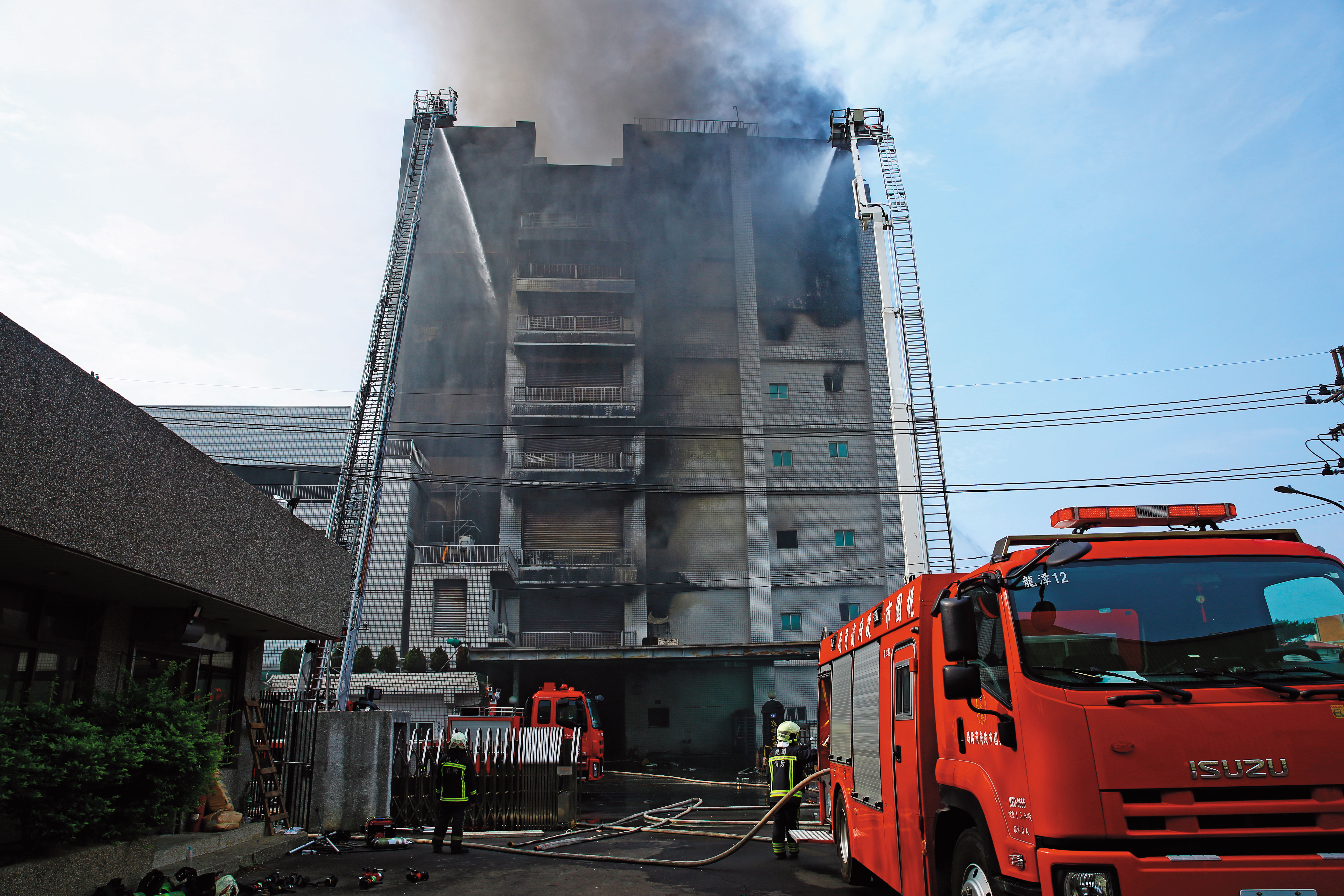 敬鵬工廠連燒逾40小時，化學廢煙讓附近的中小學被迫停課。
