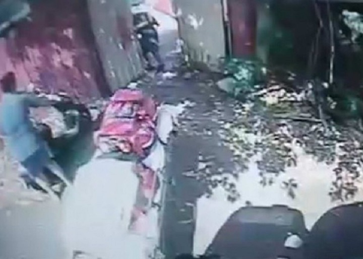 一名老婦疑遭勒斃，家屬發現趕緊報案，消防員據報趕往搶救仍回天乏術。（警方提供）