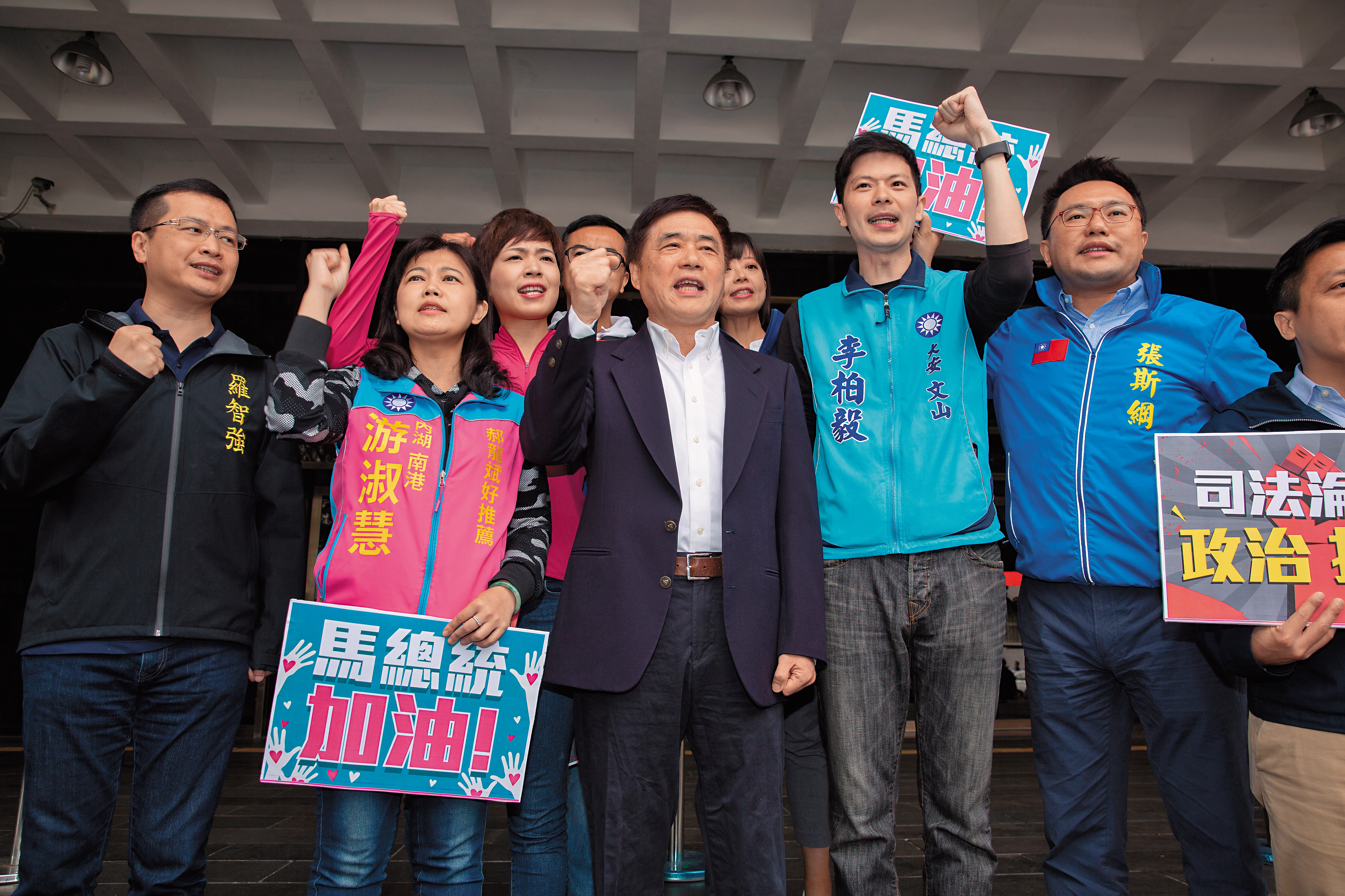 北檢針對三中案傳喚馬英九，國民黨副主席郝龍斌率眾聲援。