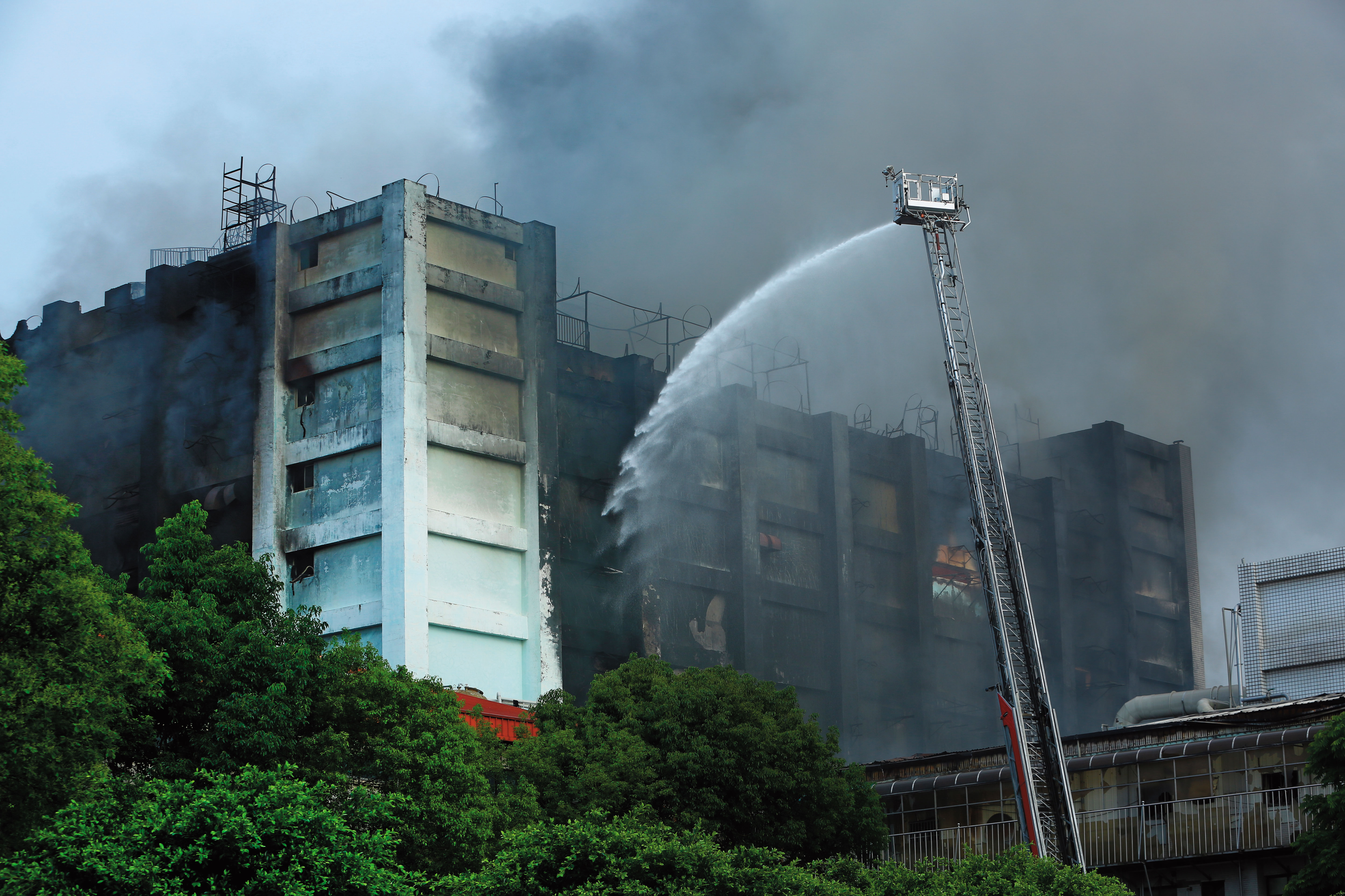 敬鵬大火燃燒逾40小時,消防員當時只能灑水降溫。