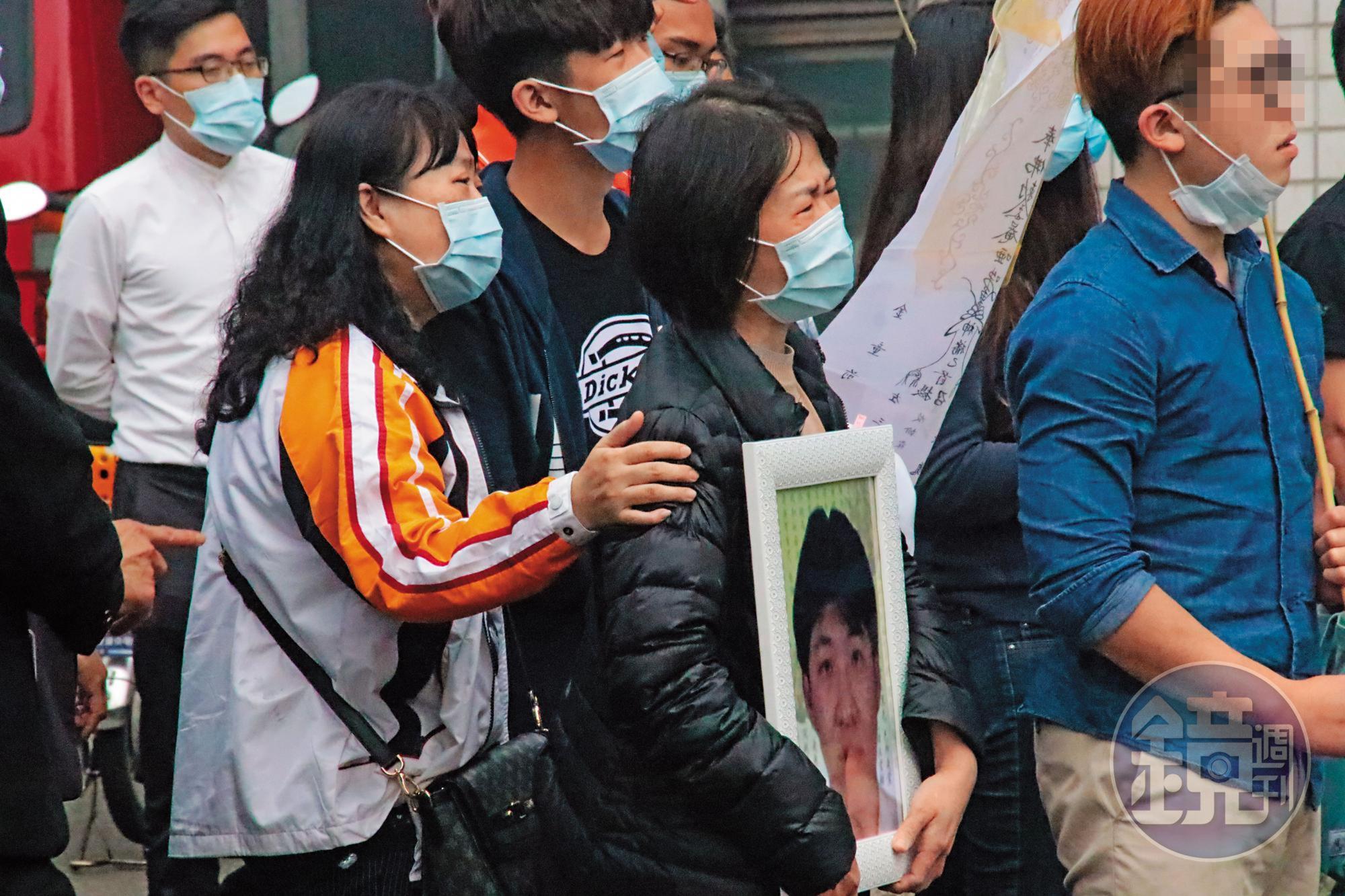 發生火災的隔日，罹難消防員的家屬到現場招魂，現場的啜泣聲代表著5個家庭的破碎。