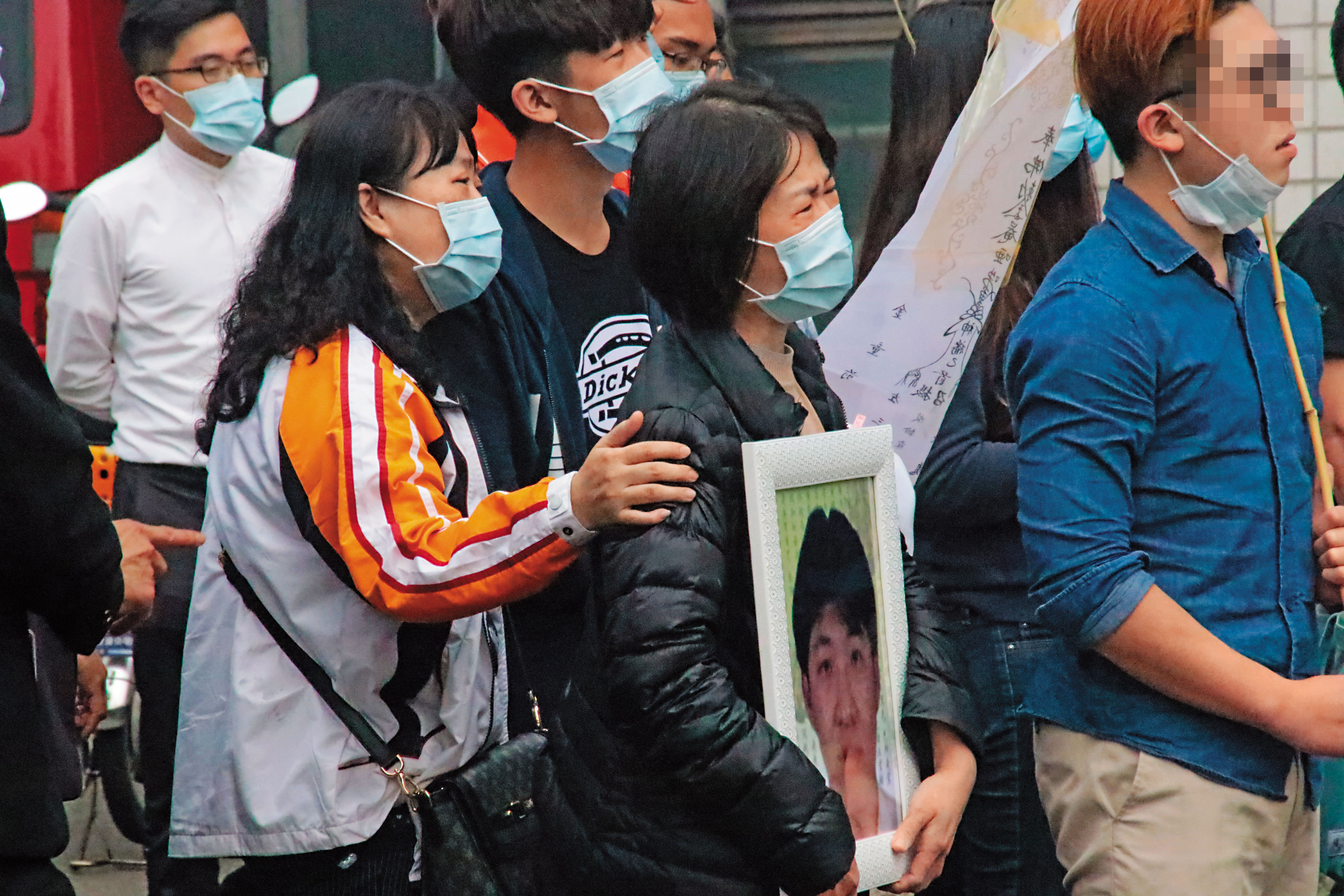 發生火災的隔日，罹難消防員的家屬到現場招魂，現場的啜泣聲代表著5個家庭的破碎。