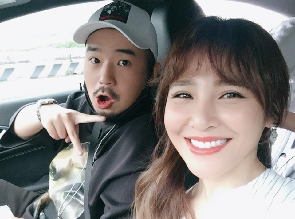阿達出借愛車給梁文音拍廣告，車子被搞髒阿達也不以為意。（環球提供）